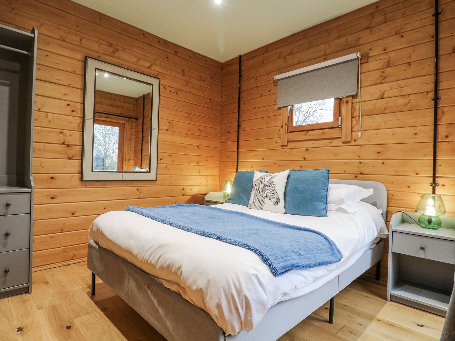 Lodge 2 in South Luffenham, Edith Weston, Rutland. Hot tub. Garden. Pet-friendly. Woodburning stove.