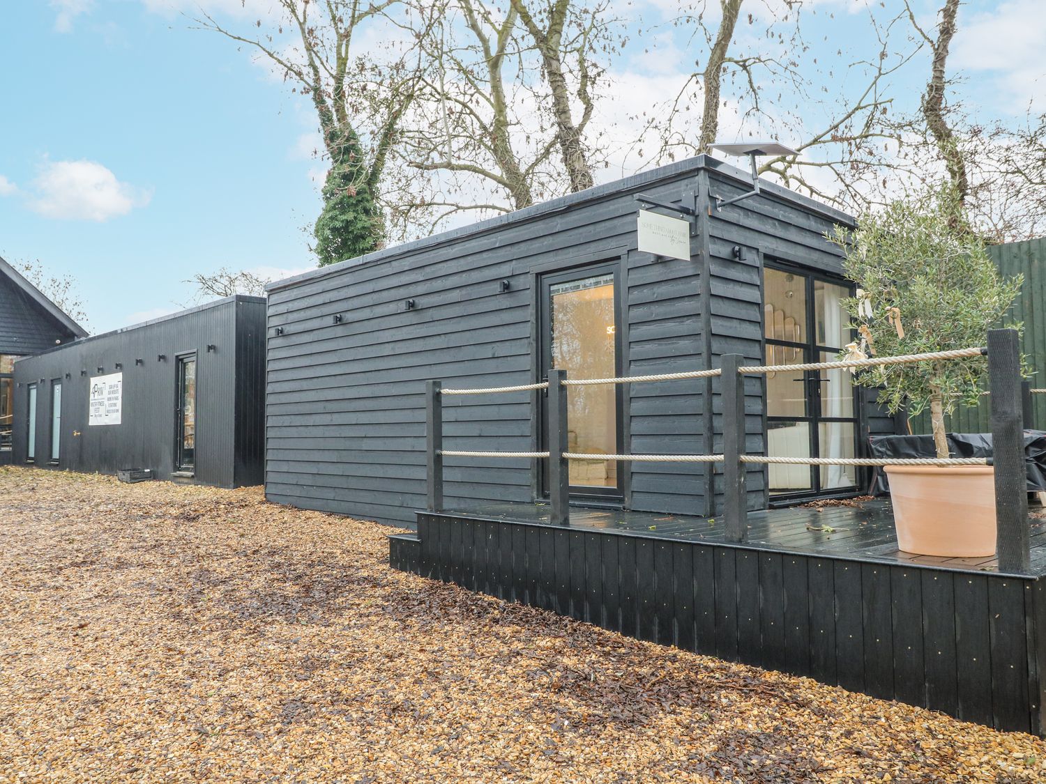 Lodge 2 in South Luffenham, Edith Weston, Rutland. Hot tub. Garden. Pet-friendly. Woodburning stove.