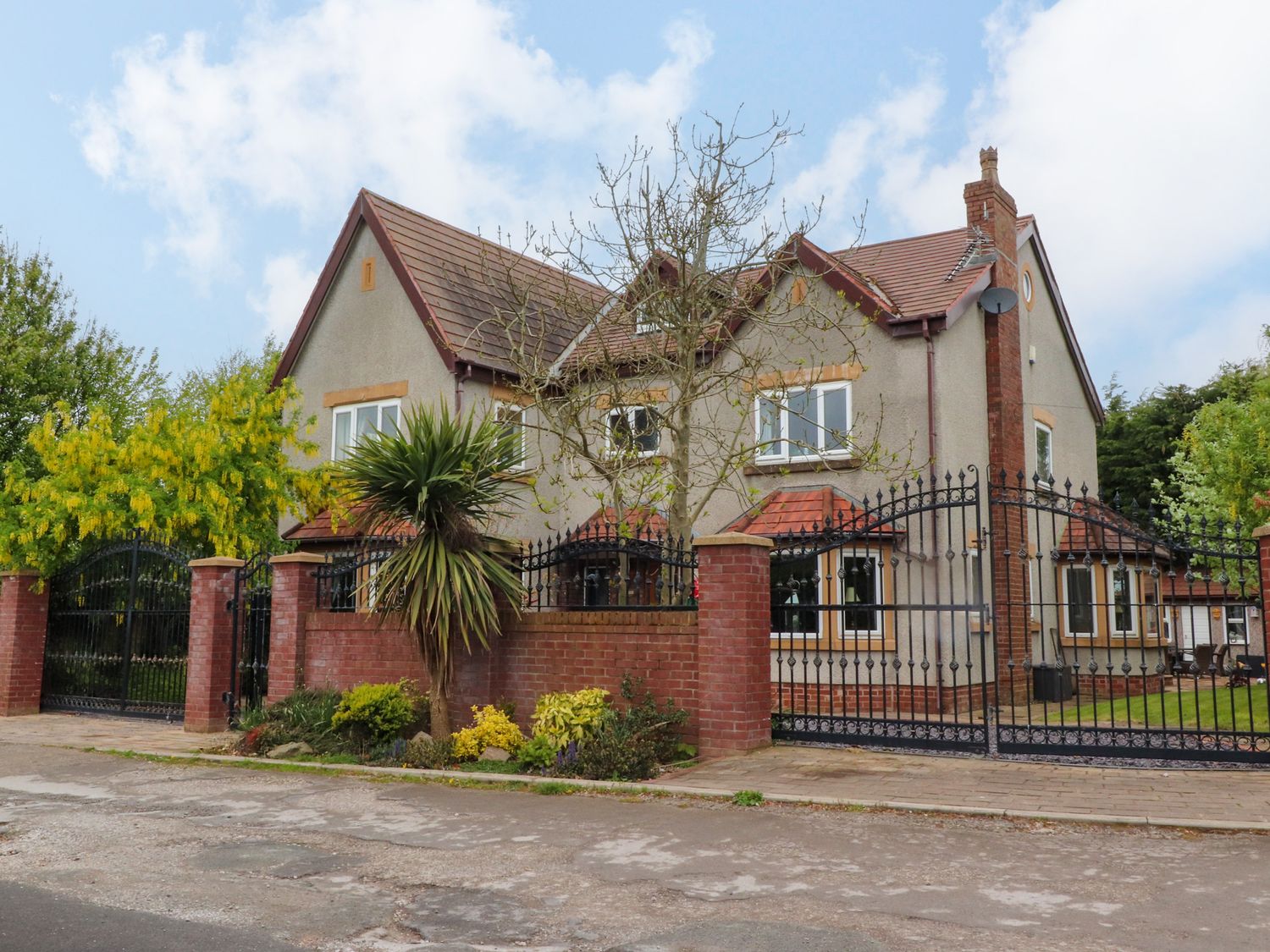 Linwood, Cleveleys, Lancashire. Close to beach. Close to amenities. Private garden. Private driveway