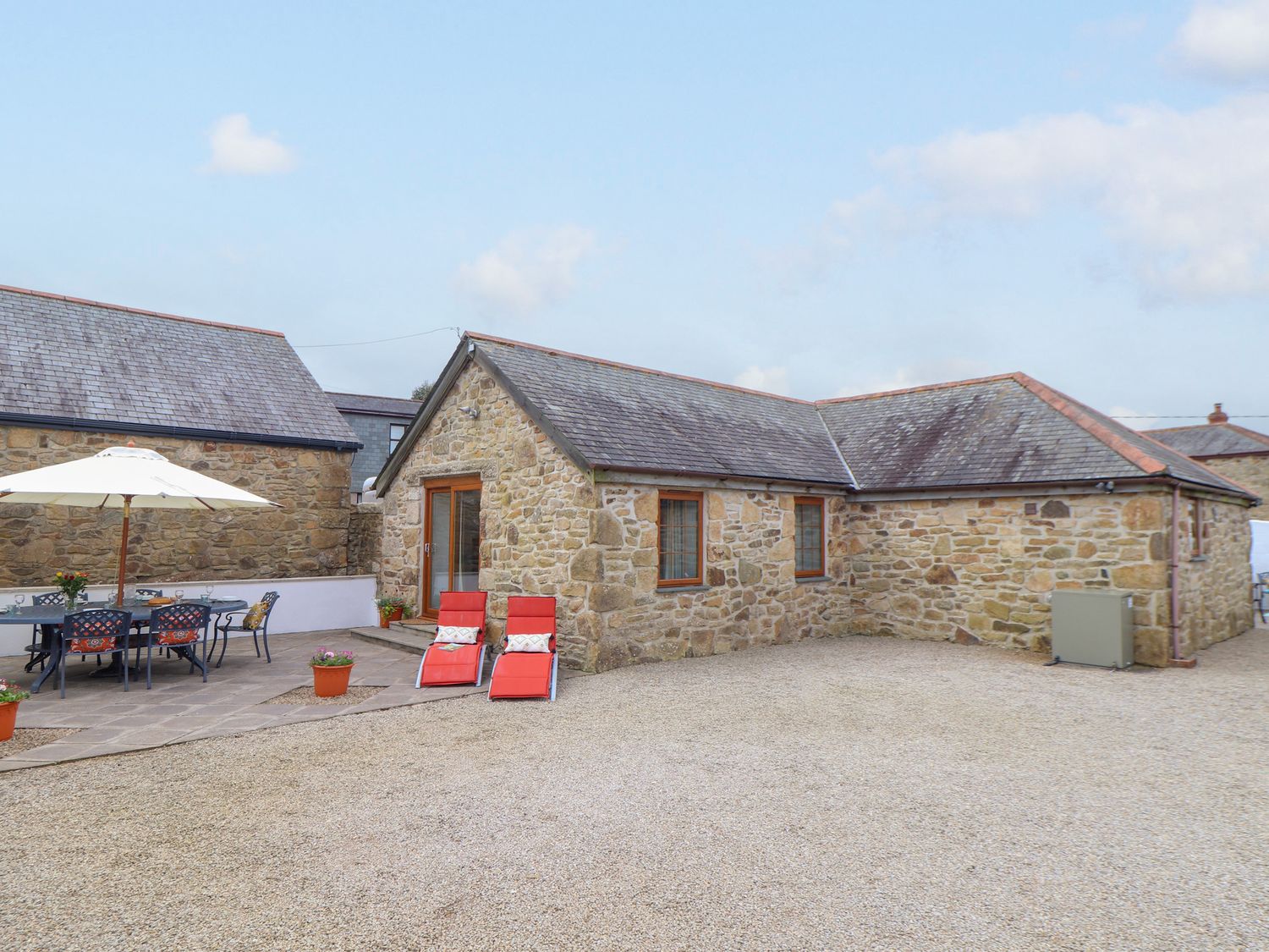 Riviere Barton near Hayle in Cornwall. Single-storey property. Pet-friendly. Hot tub. Close to beach