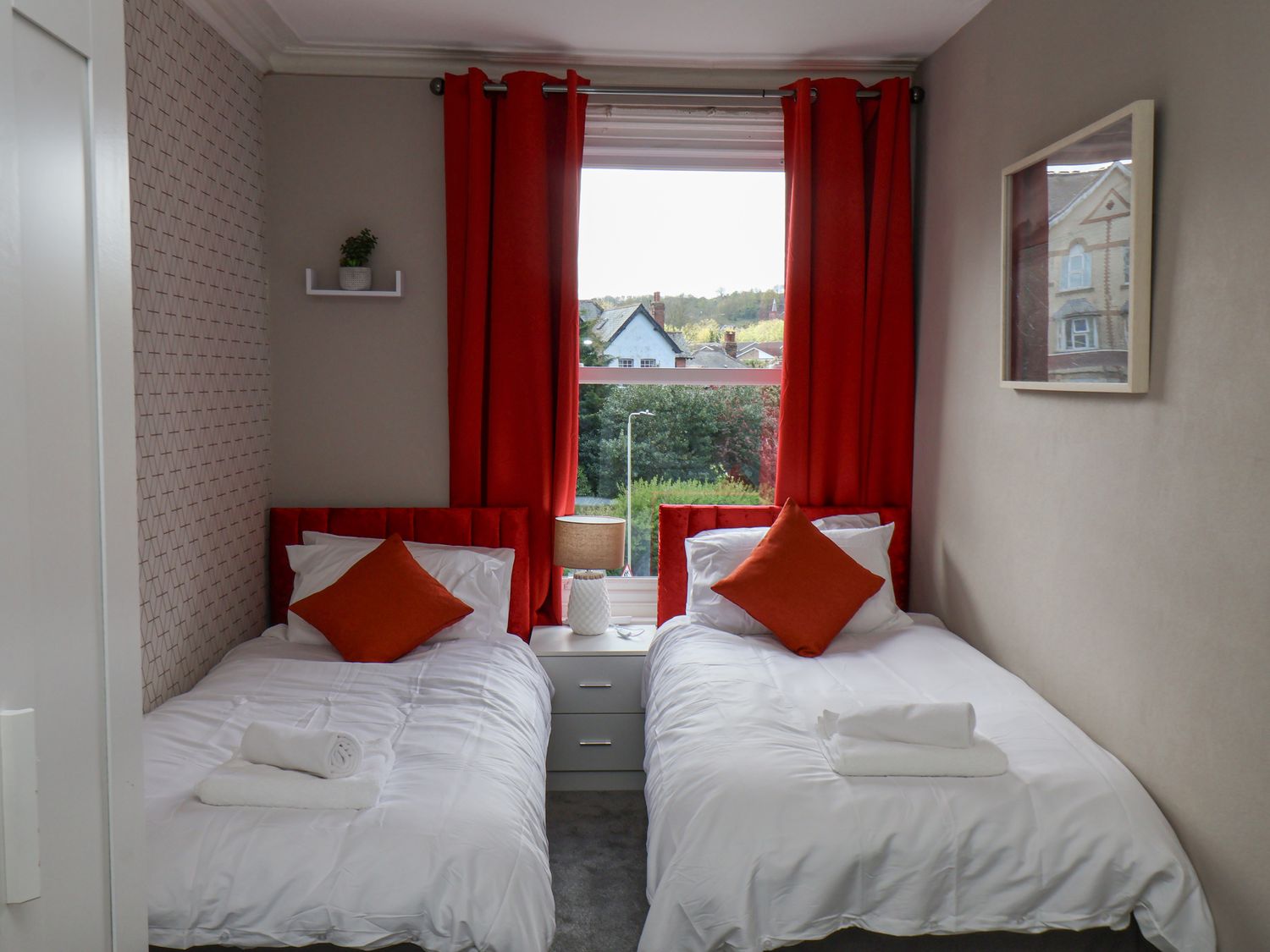 The Corner House, Scarborough, North Yorkshire. Near North York Moors National Park. Close to beach.
