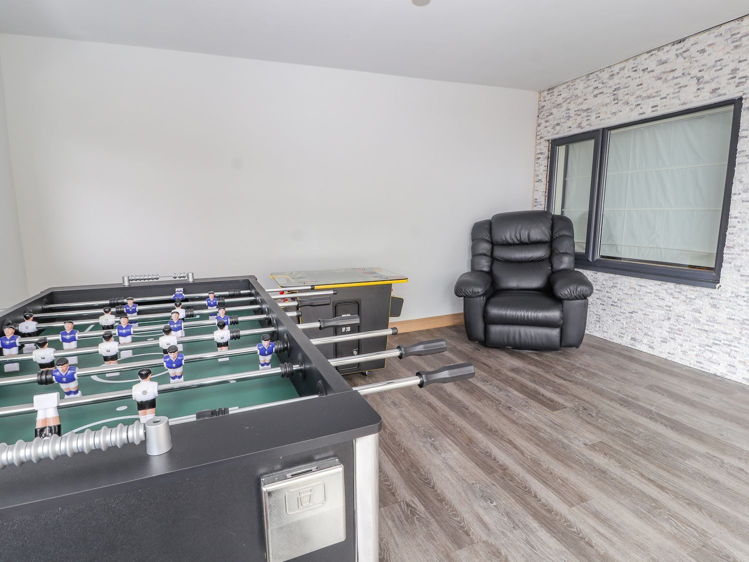 The Wendover in Towyn, Conwy. Large, coastal, duplex apartment with hot tub, games room, and terrace