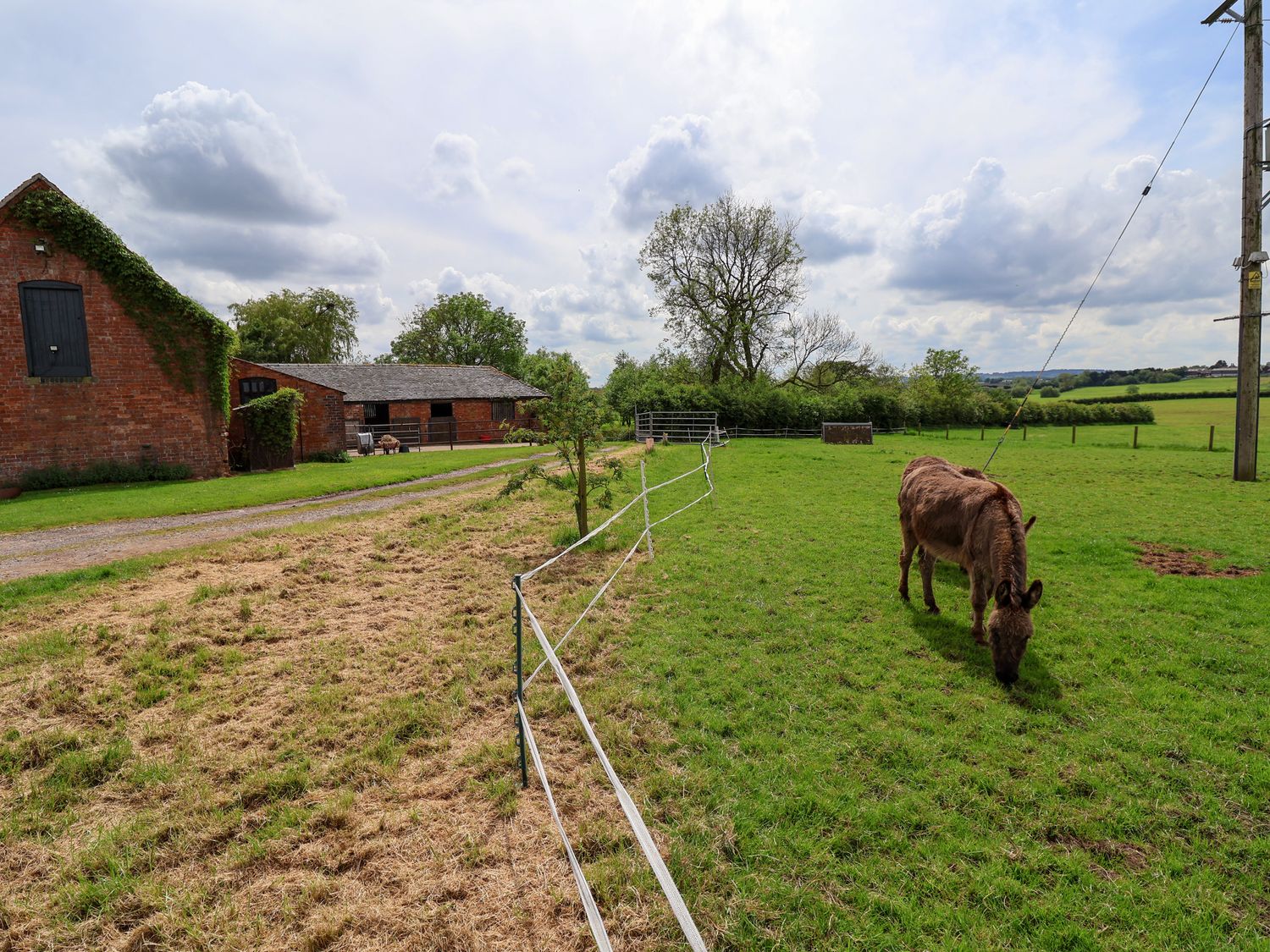 Holmside, Market Drayton, Shropshire. Off-road parking. Games. TV WiFi. Hot tub. Rural. Gas baebecue