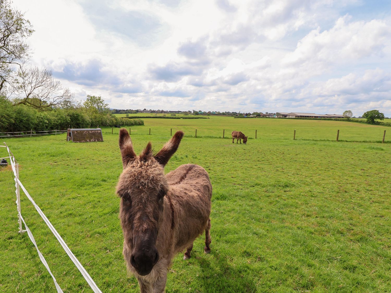 Holmside, Market Drayton, Shropshire. Off-road parking. Games. TV WiFi. Hot tub. Rural. Gas baebecue