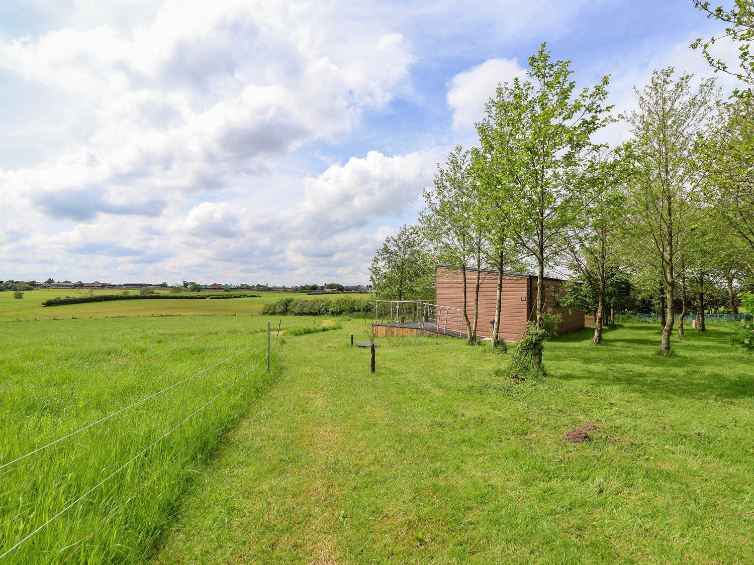 Holmside, Market Drayton, Shropshire. Off-road parking. Games. TV WiFi. Hot tub. Rural. Gas baebecue