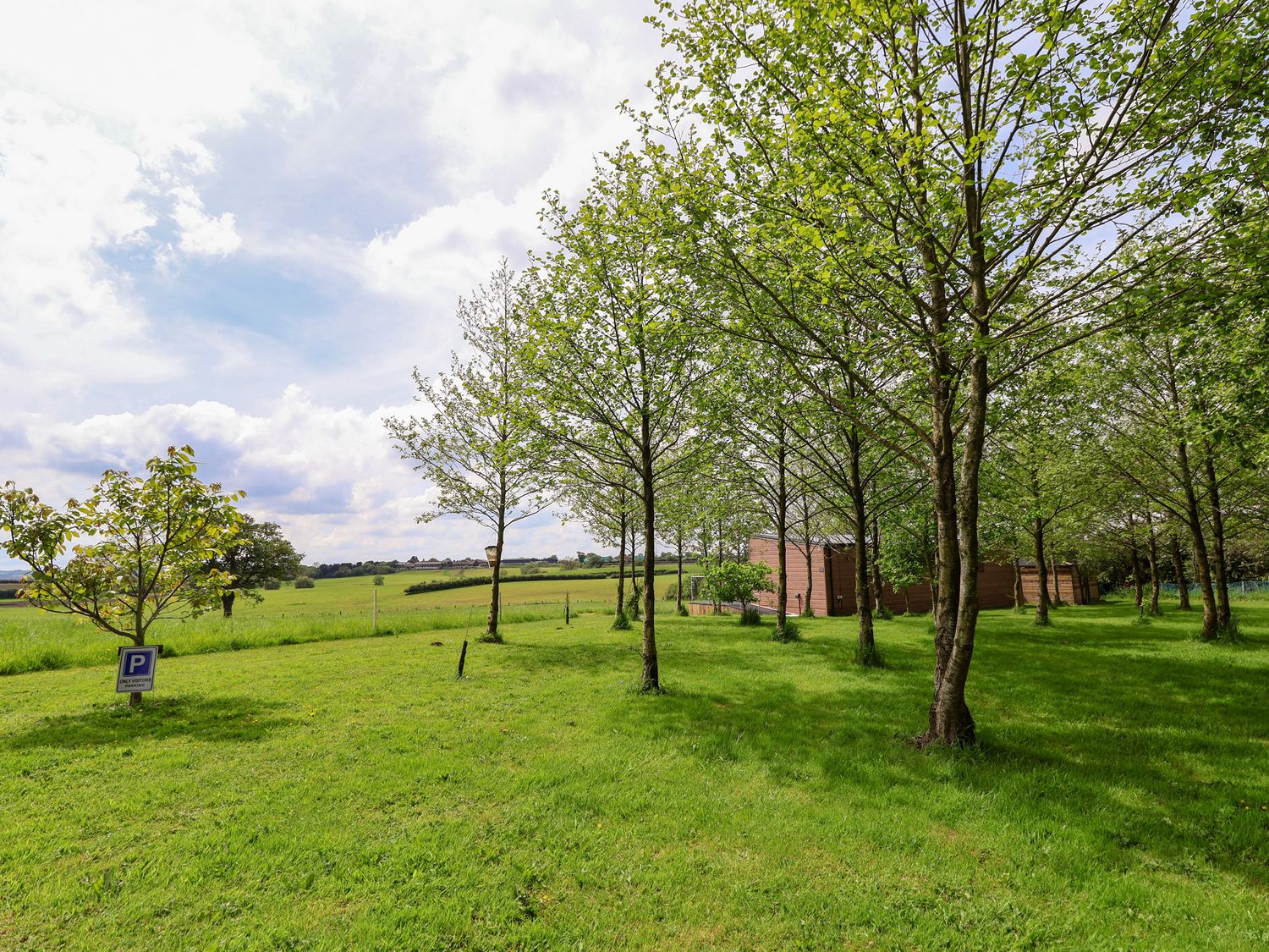 Holmside, Market Drayton, Shropshire. Off-road parking. Games. TV WiFi. Hot tub. Rural. Gas baebecue