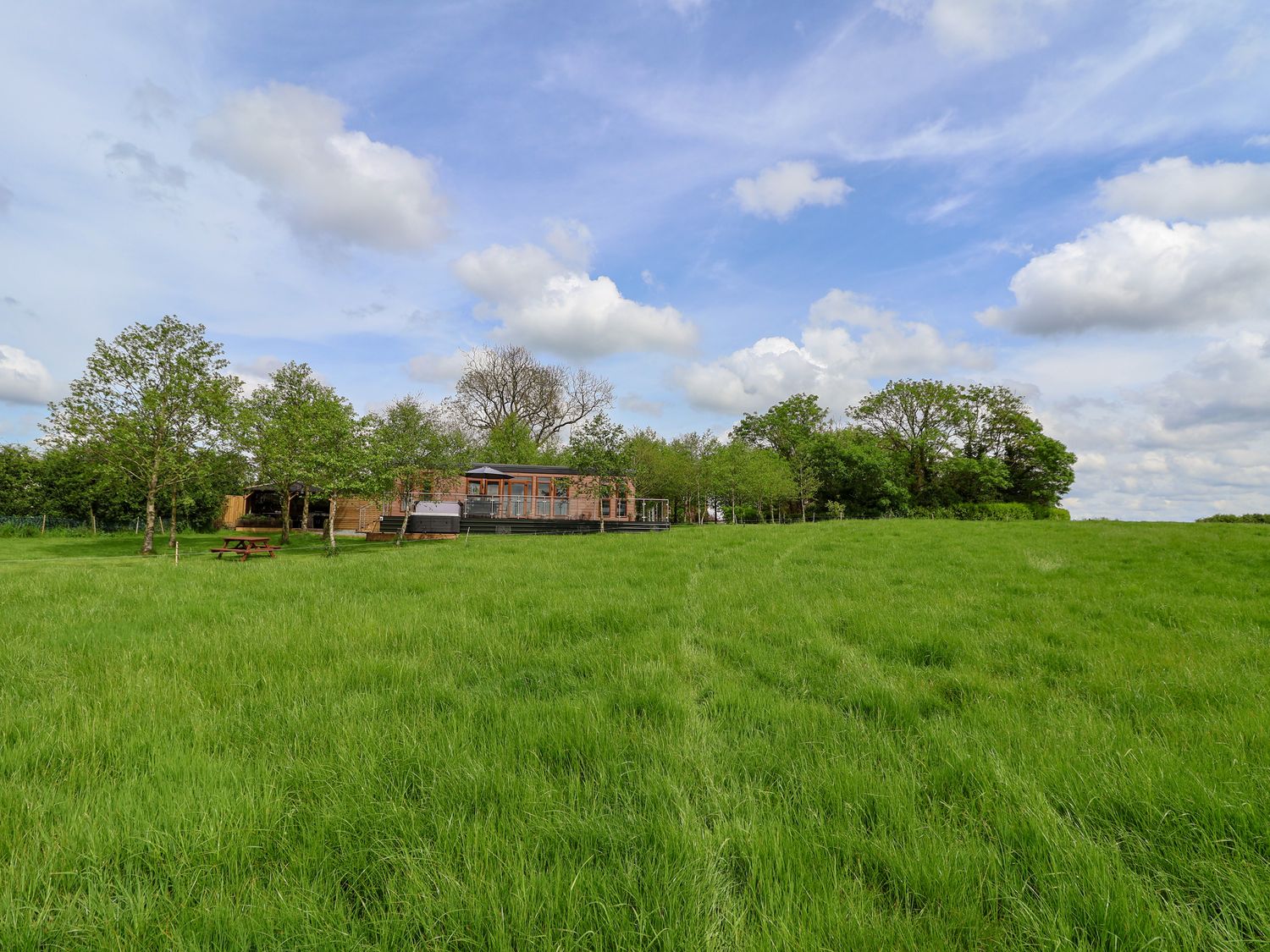 Holmside, Market Drayton, Shropshire. Off-road parking. Games. TV WiFi. Hot tub. Rural. Gas baebecue