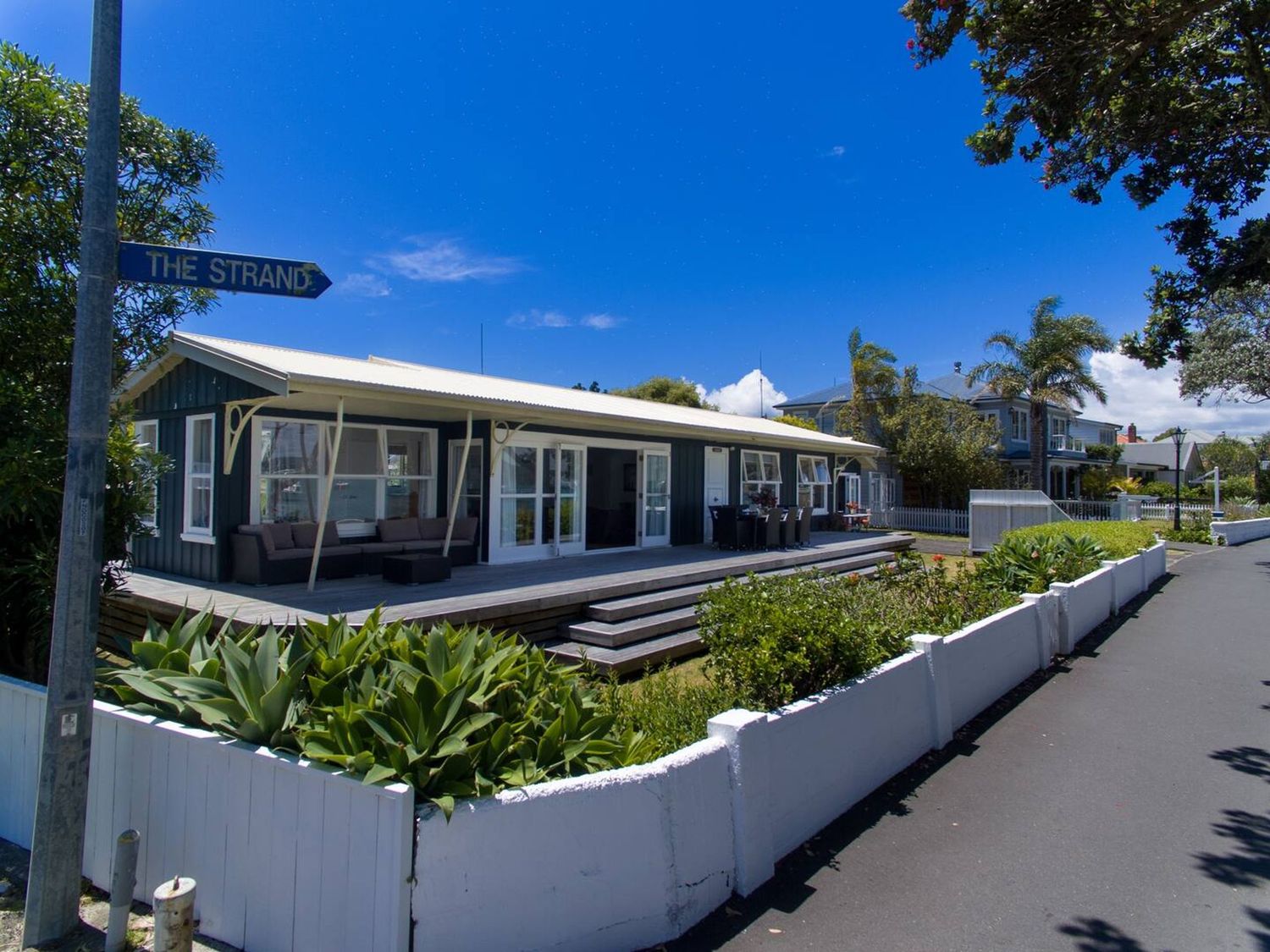 The Boathouse Russell Waterfront Home -  - 1148977 - photo 1