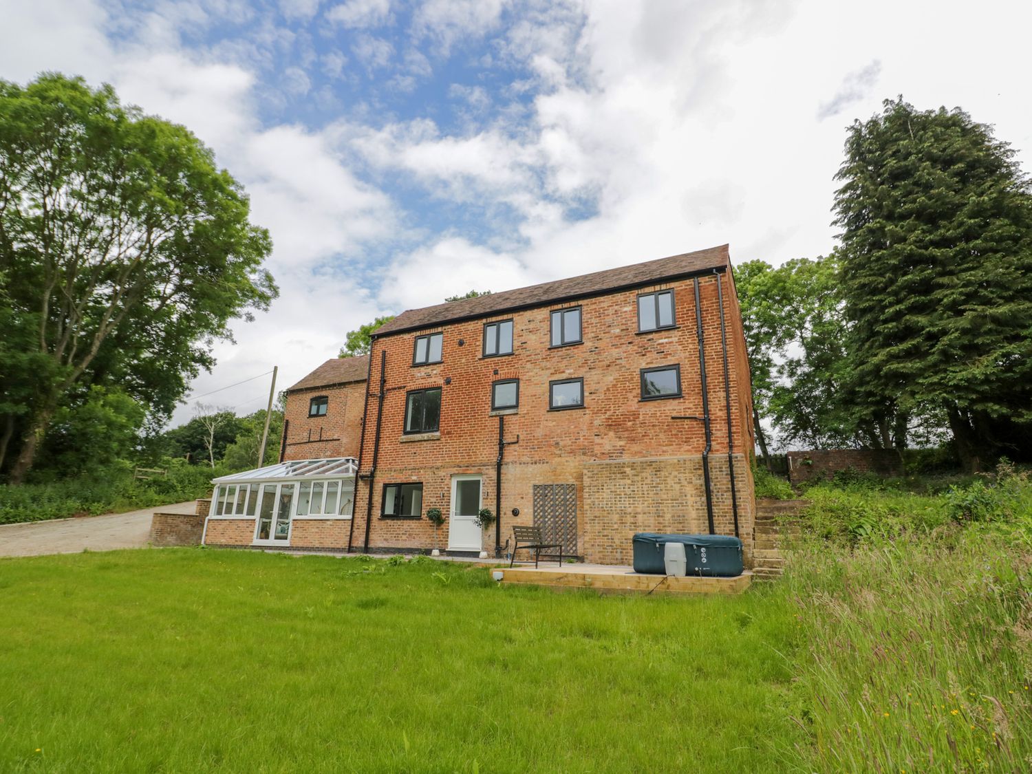 Botterham House, Wombourne, Staffordshire. Sleeps 10. Canal views. Dog-friendly. Off-road parking. 