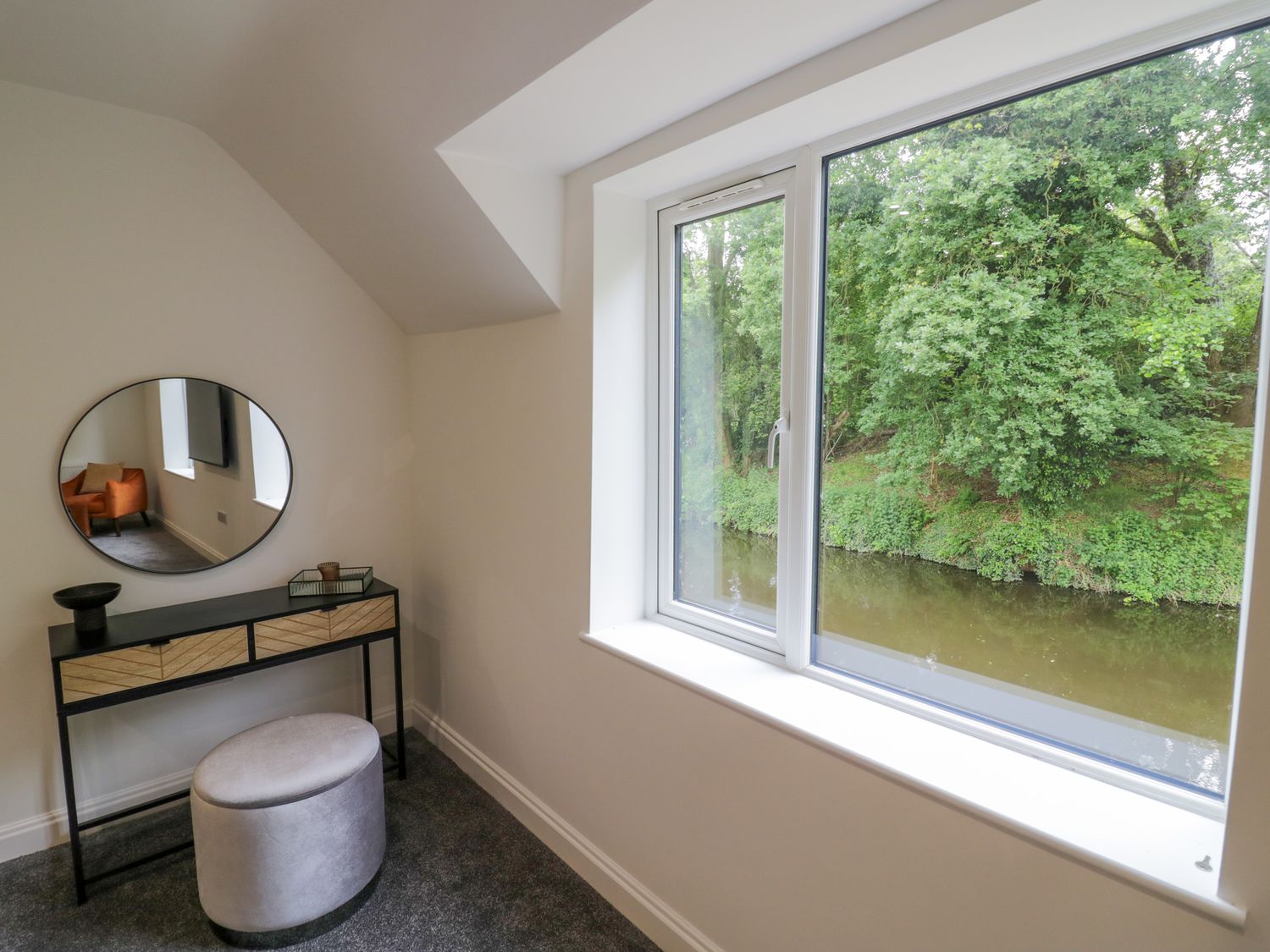 Botterham House, Wombourne, Staffordshire. Sleeps 10. Canal views. Dog-friendly. Off-road parking. 