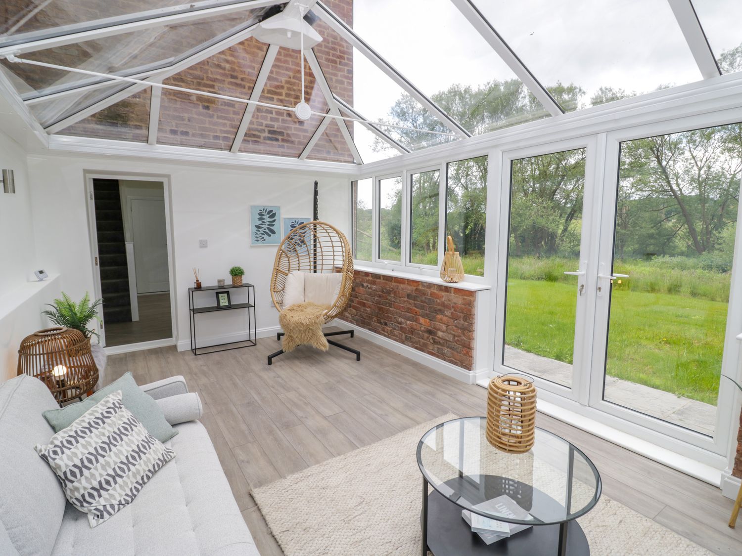 Botterham House, Wombourne, Staffordshire. Sleeps 10. Canal views. Dog-friendly. Off-road parking. 