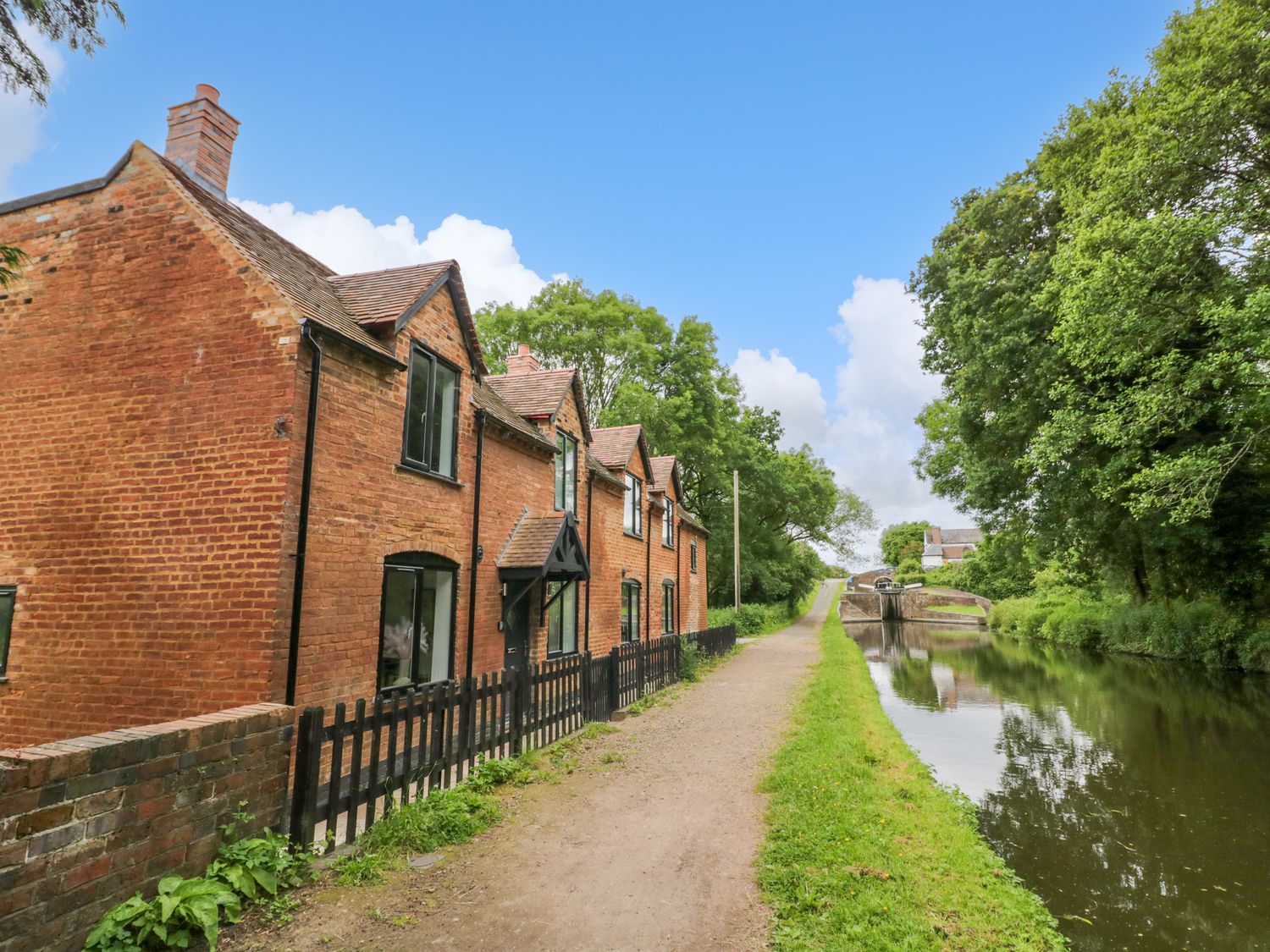 Botterham House, Wombourne, Staffordshire. Sleeps 10. Canal views. Dog-friendly. Off-road parking. 