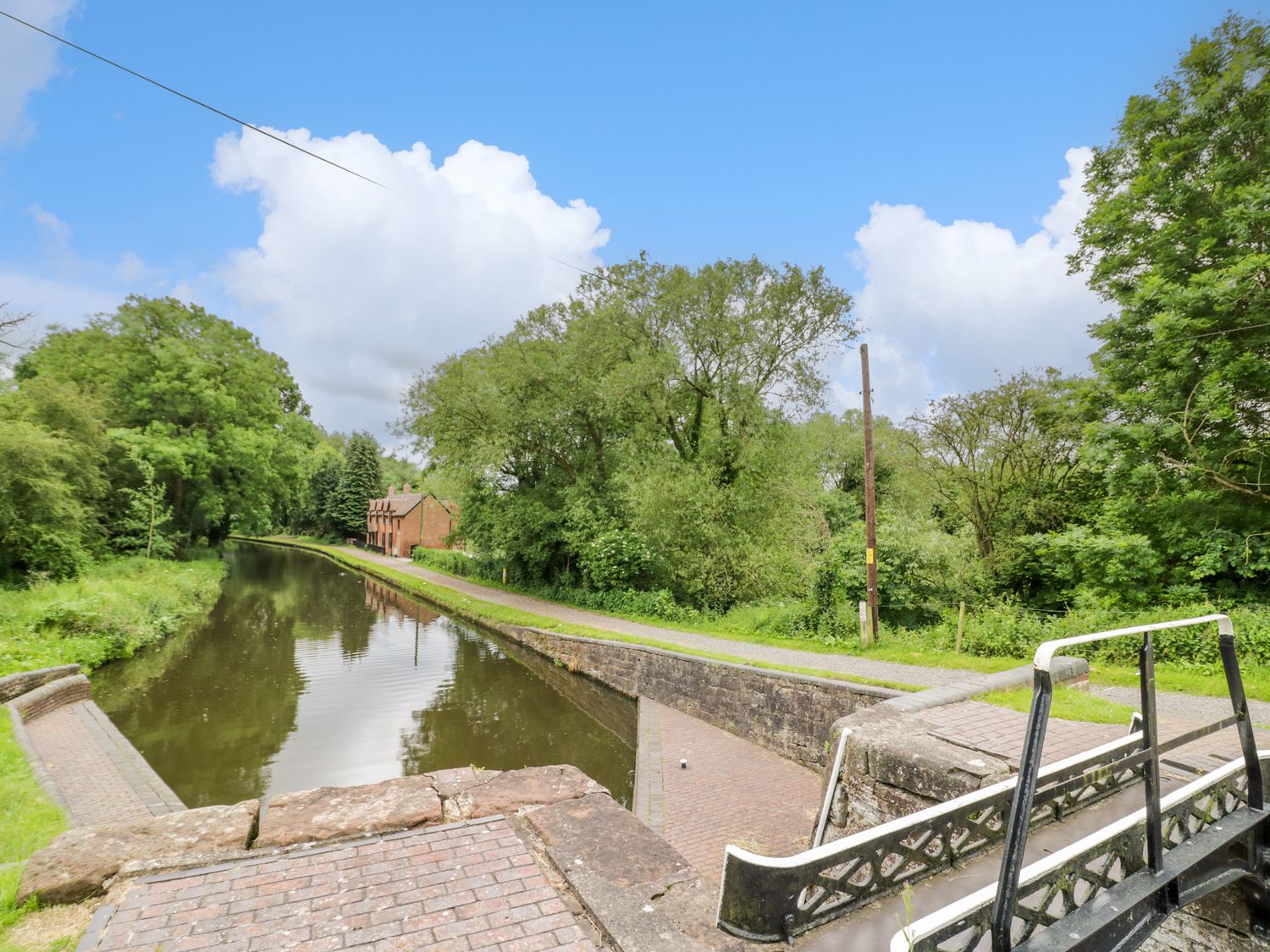 Botterham House, Wombourne, Staffordshire. Sleeps 10. Canal views. Dog-friendly. Off-road parking. 