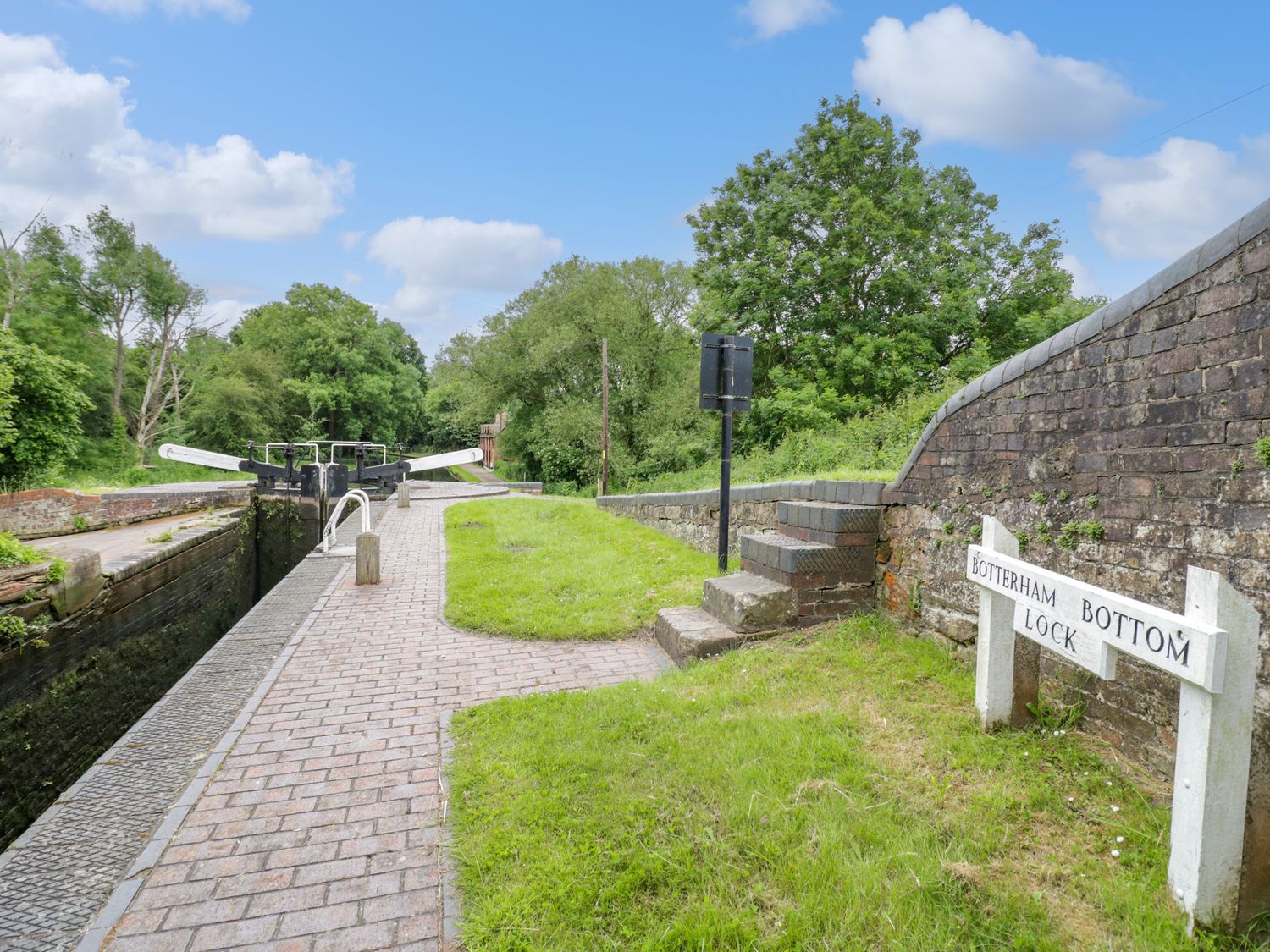 Botterham House, Wombourne, Staffordshire. Sleeps 10. Canal views. Dog-friendly. Off-road parking. 