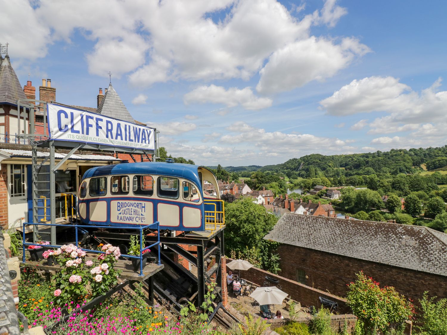 Botterham House, Wombourne, Staffordshire. Sleeps 10. Canal views. Dog-friendly. Off-road parking. 