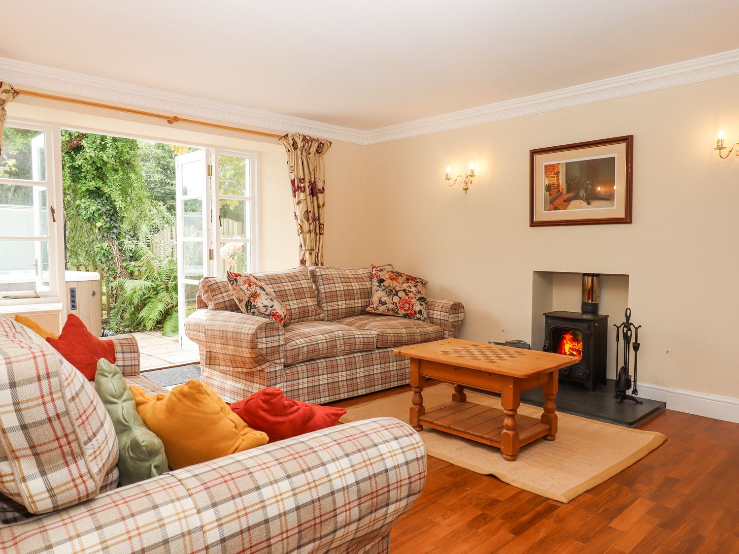 Culver Court Cottage, Crediton, Devon. Dog-friendly. Hot tub. Woodburning stove. Parking for 2 cars.