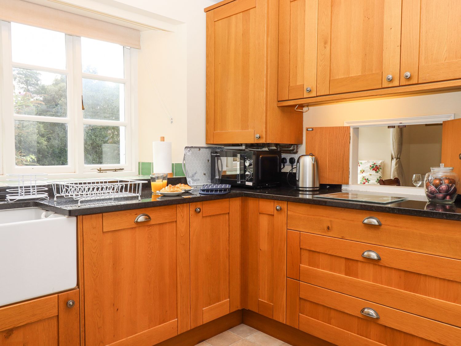 Culver Court Cottage, Crediton, Devon. Dog-friendly. Hot tub. Woodburning stove. Parking for 2 cars.