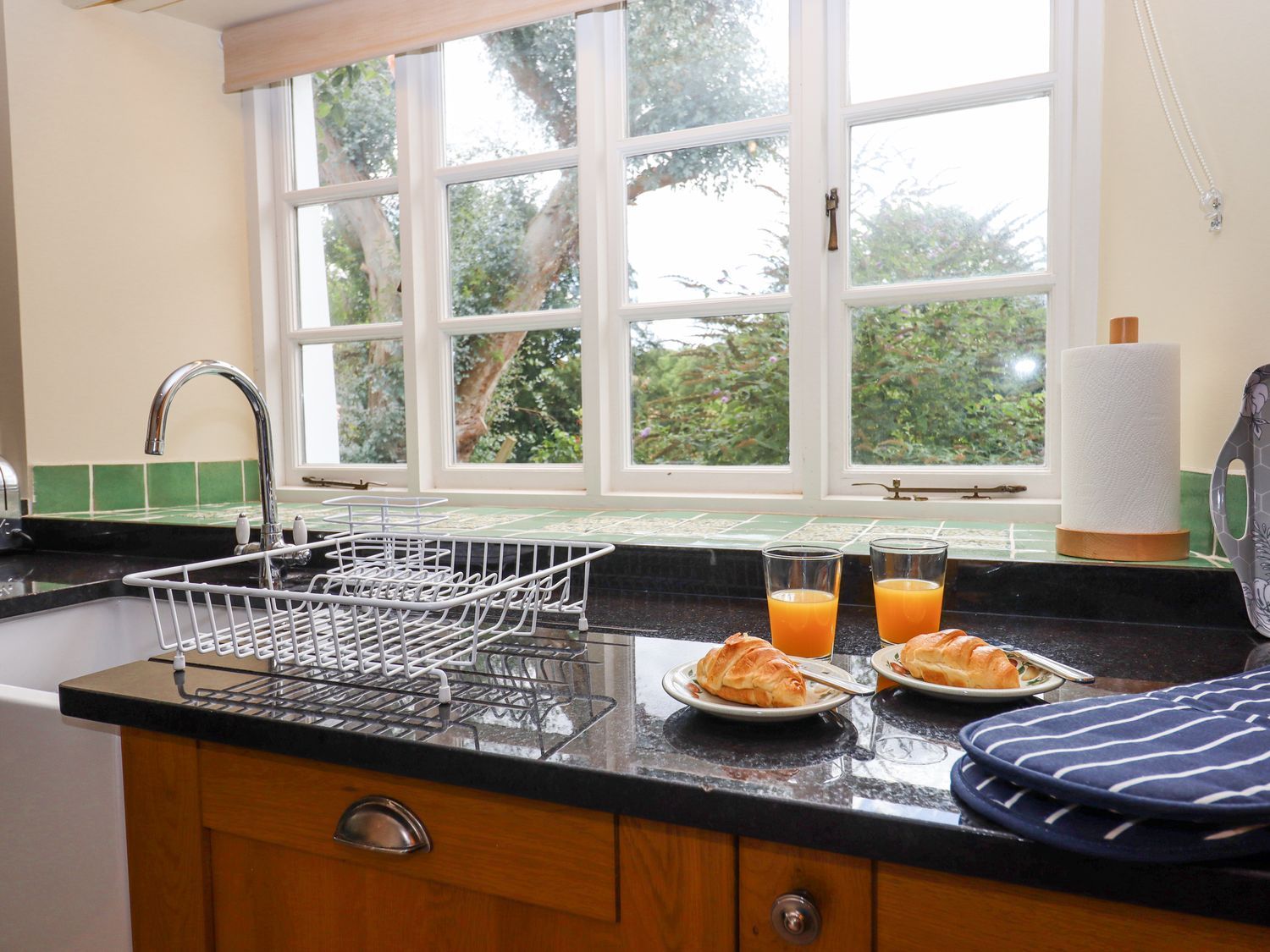 Culver Court Cottage, Crediton, Devon. Dog-friendly. Hot tub. Woodburning stove. Parking for 2 cars.