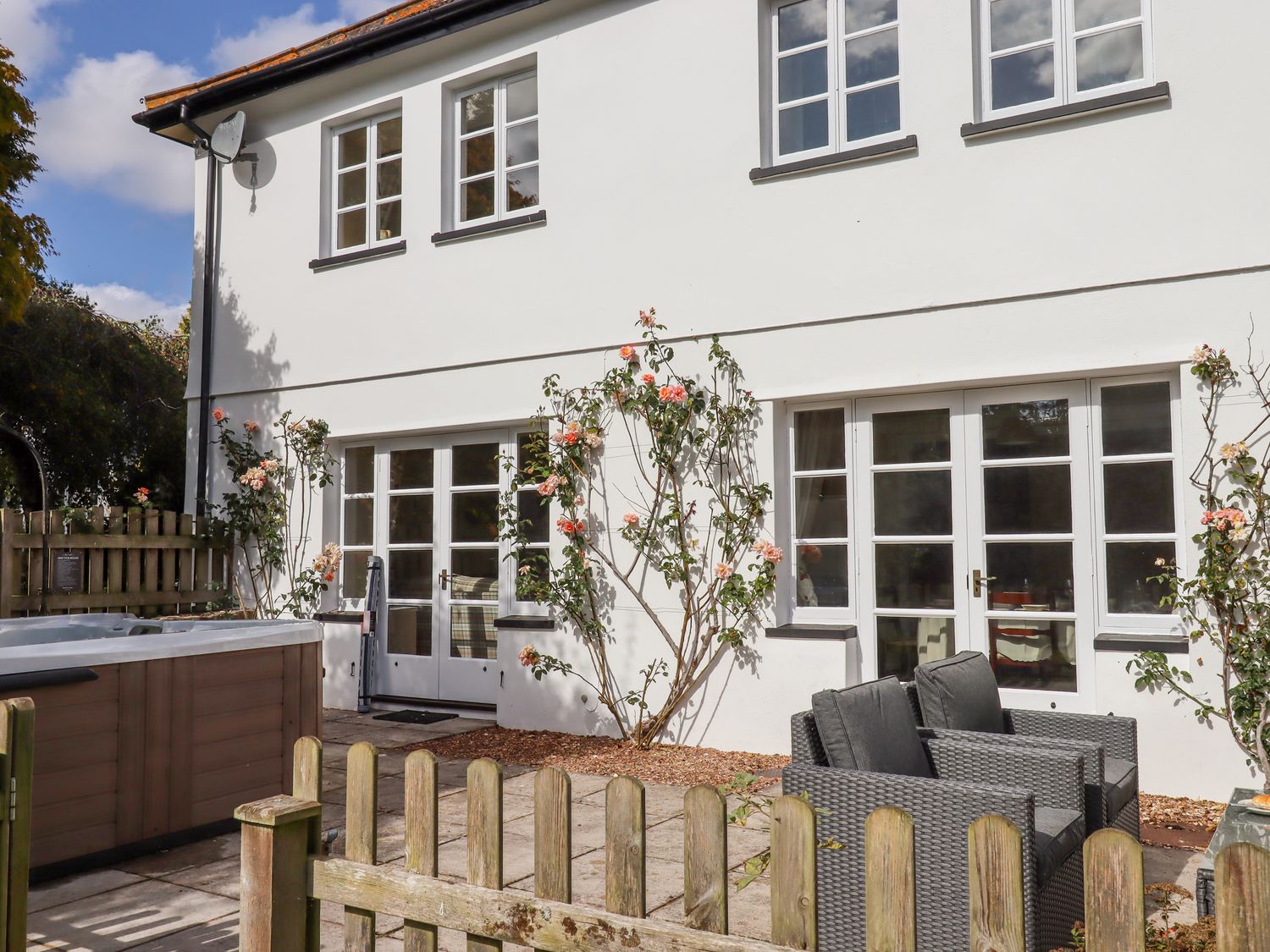 Culver Court Cottage, Crediton, Devon. Dog-friendly. Hot tub. Woodburning stove. Parking for 2 cars.