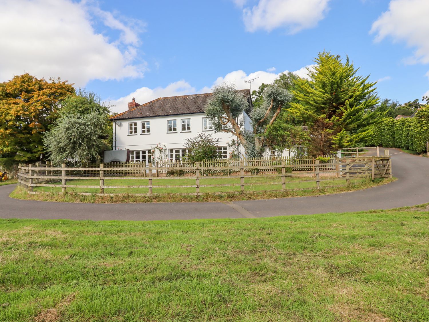 Culver Court Cottage, Crediton, Devon. Dog-friendly. Hot tub. Woodburning stove. Parking for 2 cars.