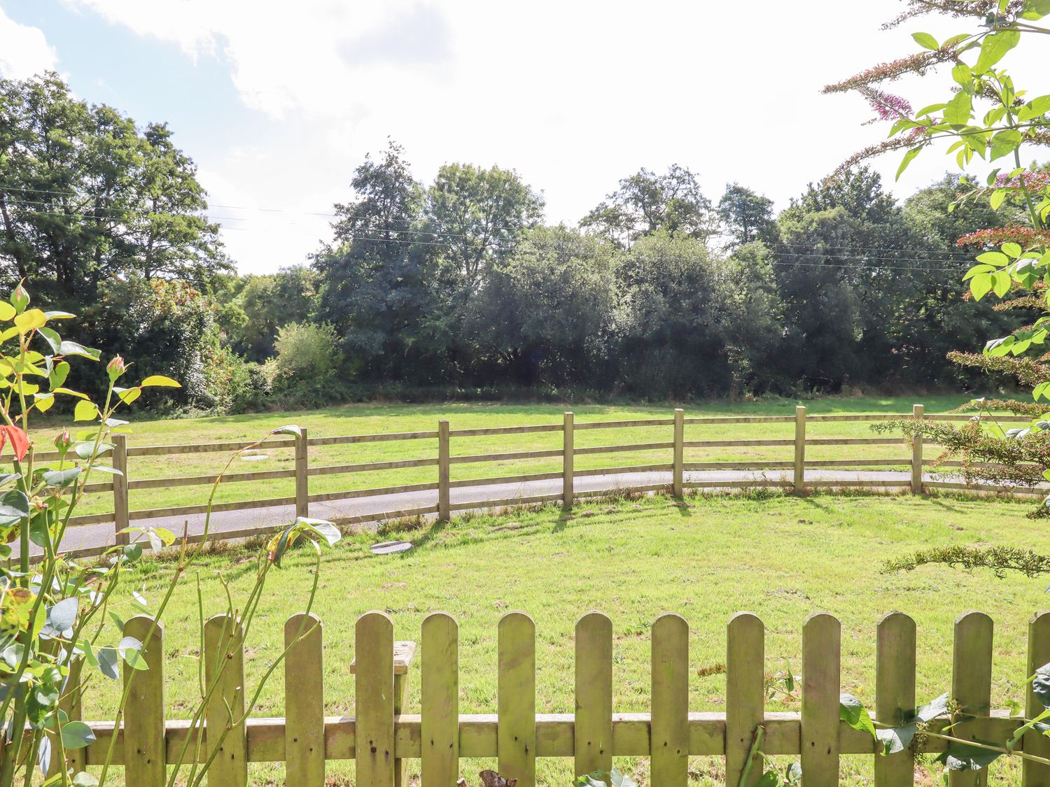 Culver Court Cottage, Crediton, Devon. Dog-friendly. Hot tub. Woodburning stove. Parking for 2 cars.