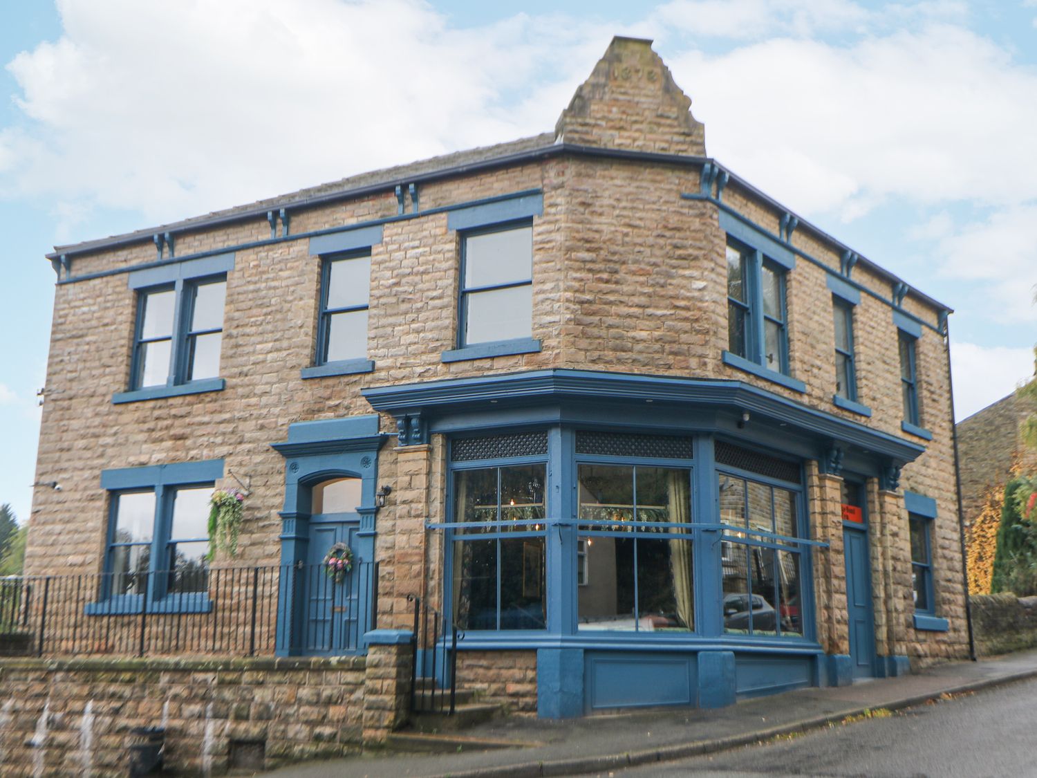 Blue Ron's in New Mills, Derbyshire. Hot tub. Pet-friendly. Games room. Near shop and pub. En-suites