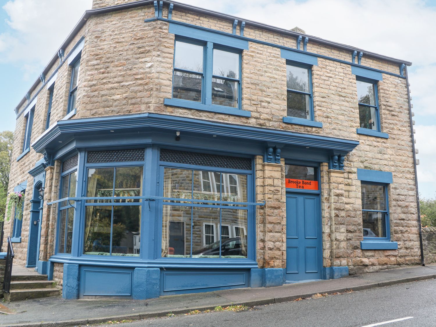 Blue Ron's in New Mills, Derbyshire. Hot tub. Pet-friendly. Games room. Near shop and pub. En-suites