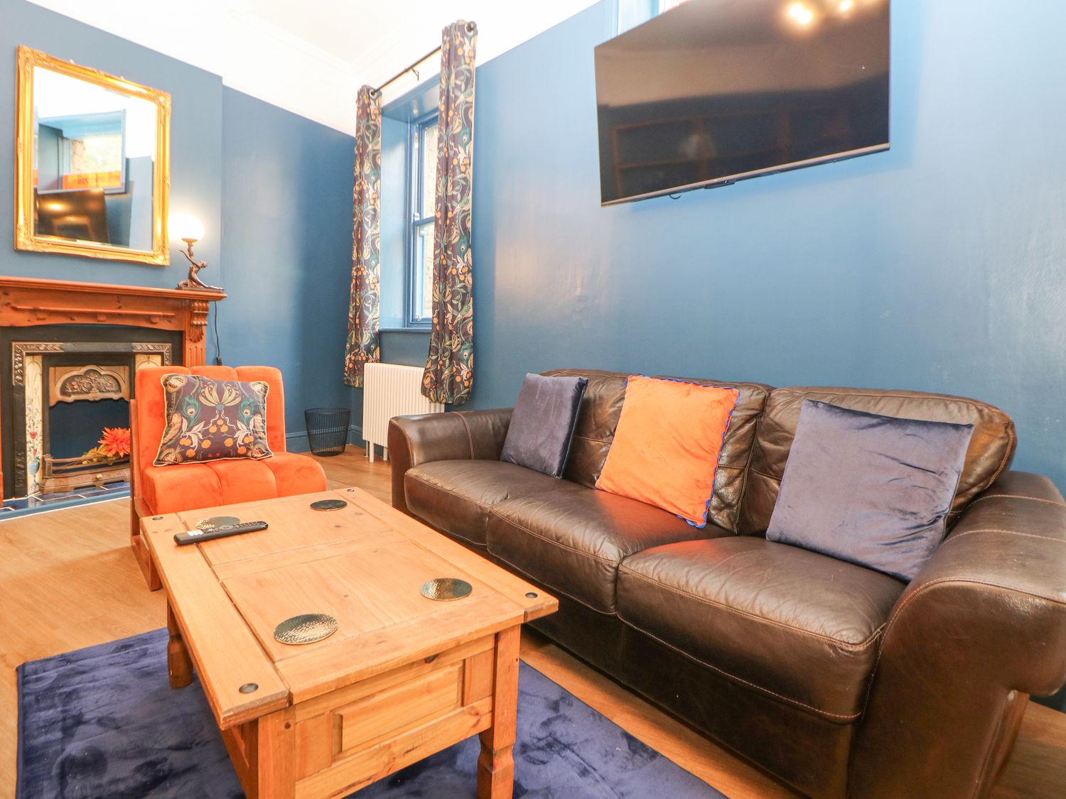 Blue Ron's in New Mills, Derbyshire. Hot tub. Pet-friendly. Games room. Near shop and pub. En-suites