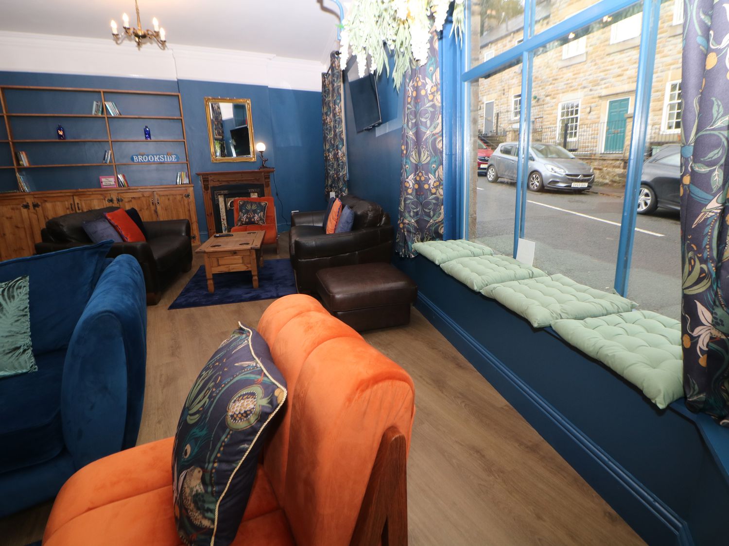 Blue Ron's in New Mills, Derbyshire. Hot tub. Pet-friendly. Games room. Near shop and pub. En-suites