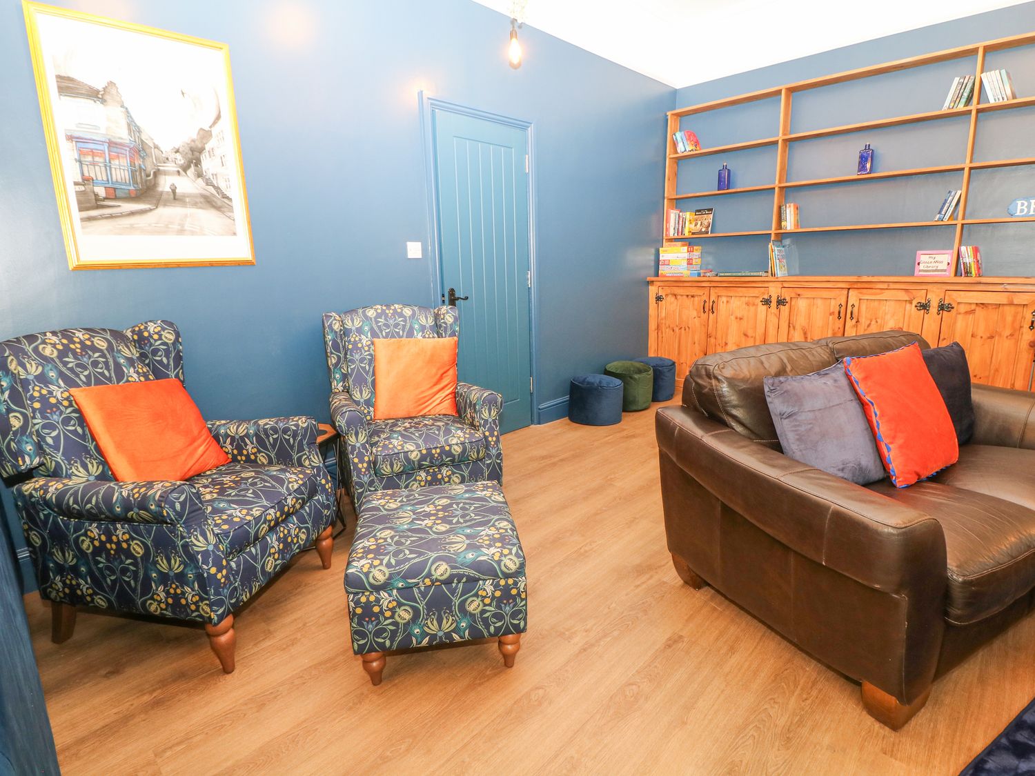 Blue Ron's in New Mills, Derbyshire. Hot tub. Pet-friendly. Games room. Near shop and pub. En-suites