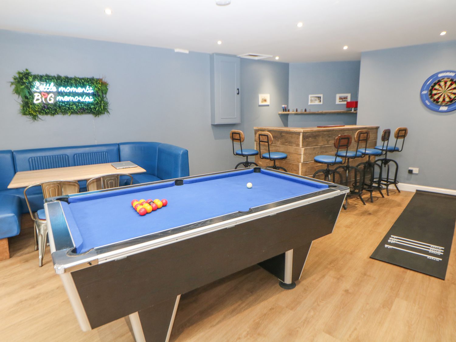 Blue Ron's in New Mills, Derbyshire. Hot tub. Pet-friendly. Games room. Near shop and pub. En-suites