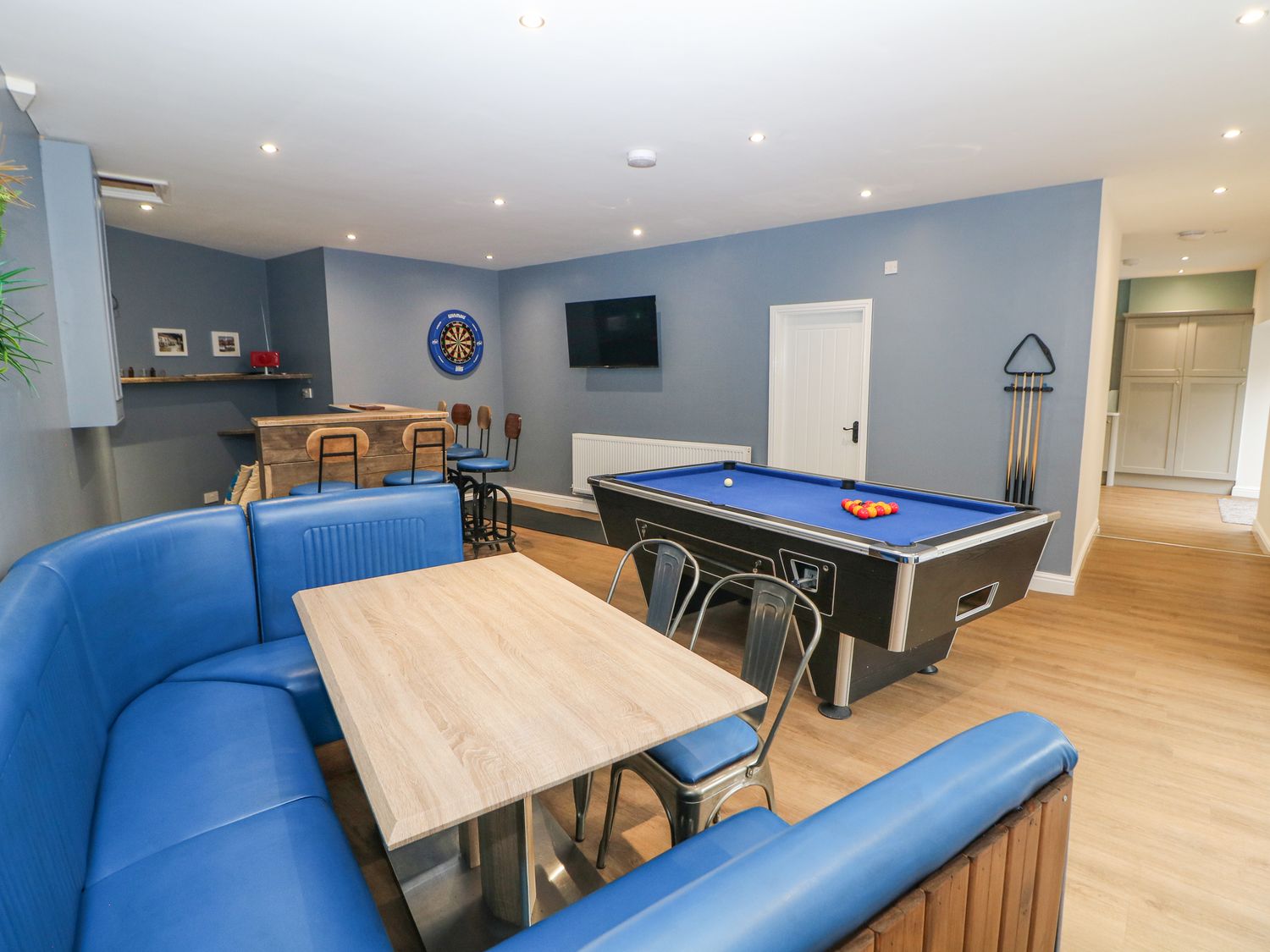 Blue Ron's in New Mills, Derbyshire. Hot tub. Pet-friendly. Games room. Near shop and pub. En-suites