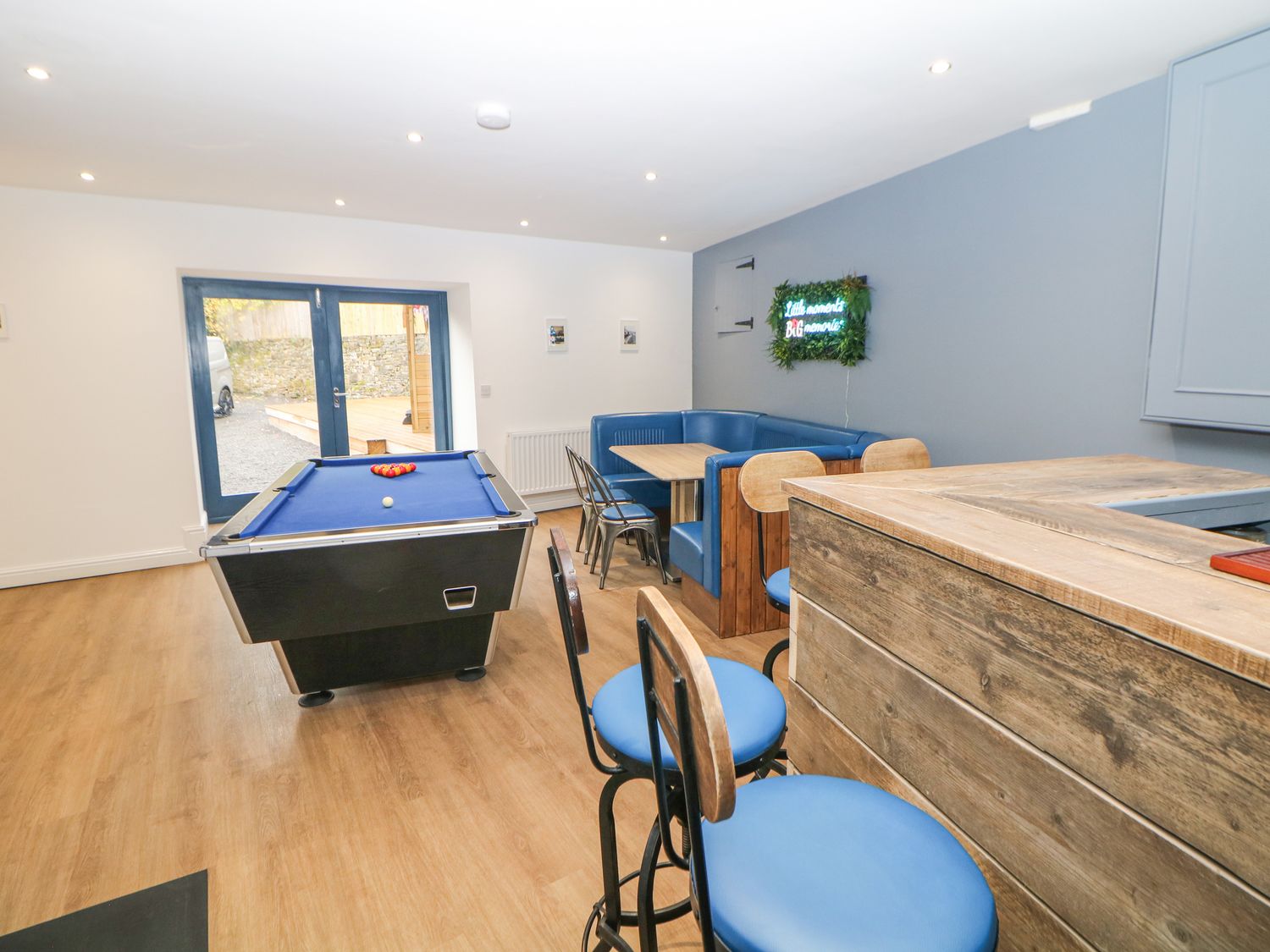 Blue Ron's in New Mills, Derbyshire. Hot tub. Pet-friendly. Games room. Near shop and pub. En-suites