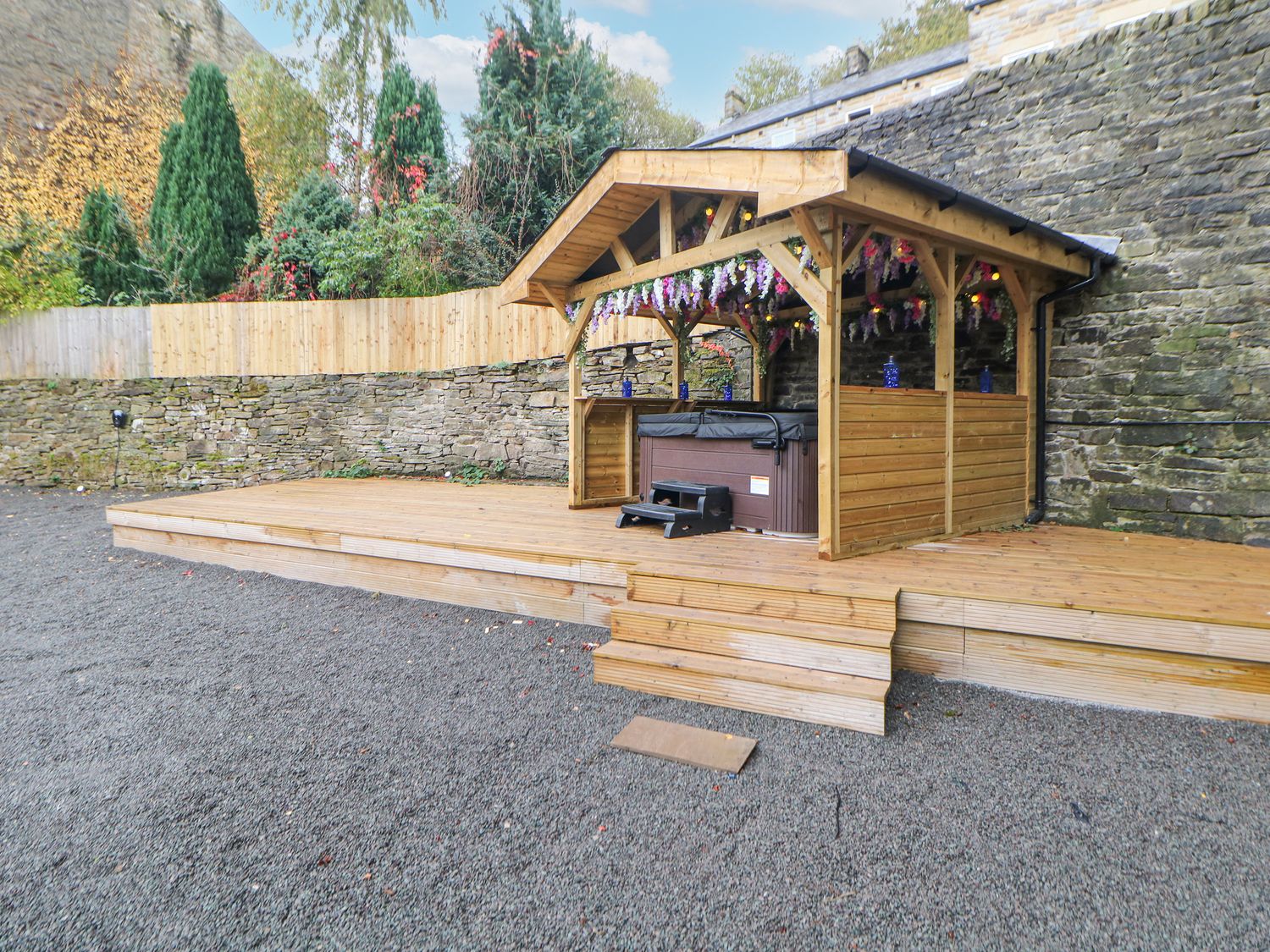 Blue Ron's in New Mills, Derbyshire. Hot tub. Pet-friendly. Games room. Near shop and pub. En-suites