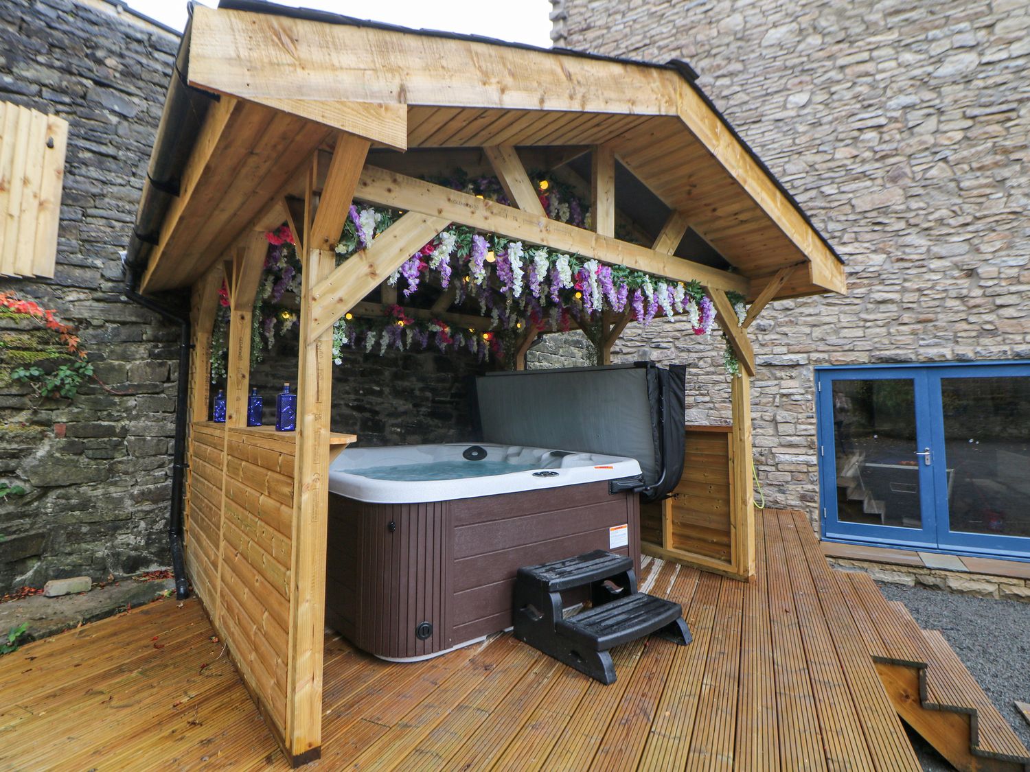 Blue Ron's in New Mills, Derbyshire. Hot tub. Pet-friendly. Games room. Near shop and pub. En-suites