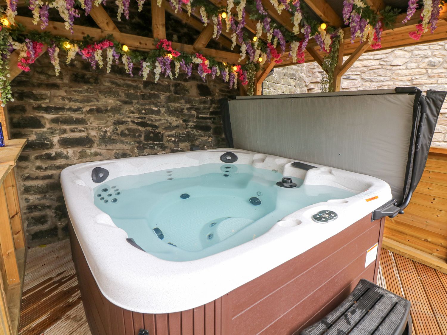 Blue Ron's in New Mills, Derbyshire. Hot tub. Pet-friendly. Games room. Near shop and pub. En-suites