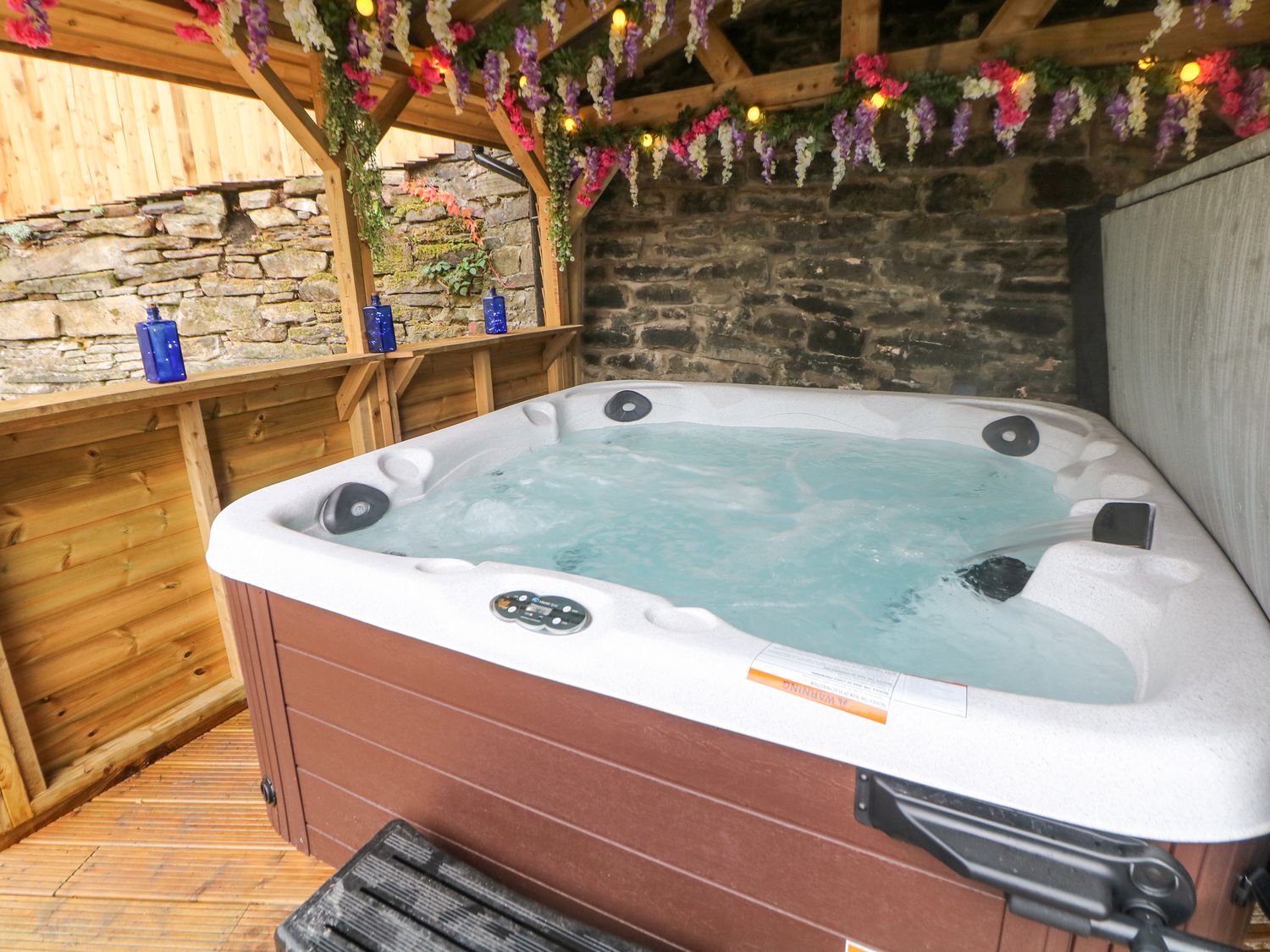 Blue Ron's in New Mills, Derbyshire. Hot tub. Pet-friendly. Games room. Near shop and pub. En-suites