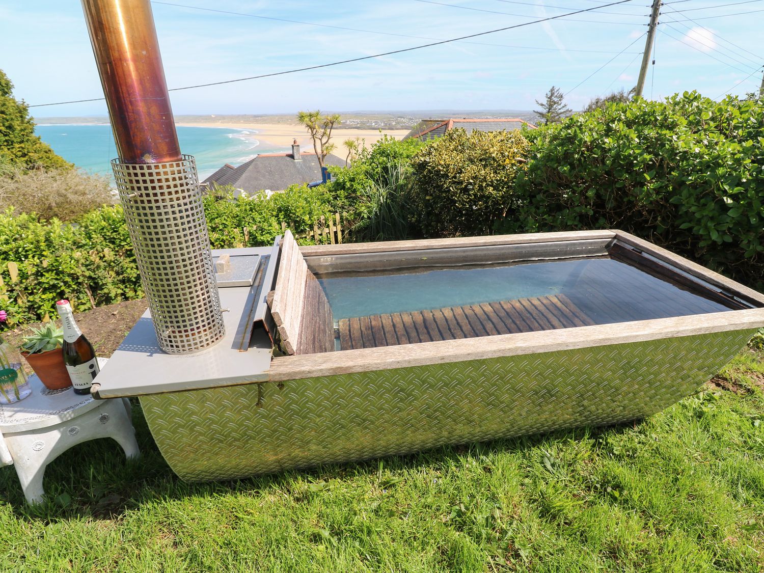 Lanyon, Carbis Bay, Cornwall. Hot tub. Sea views. Close to beach. Private driveway. Enclosed garden.