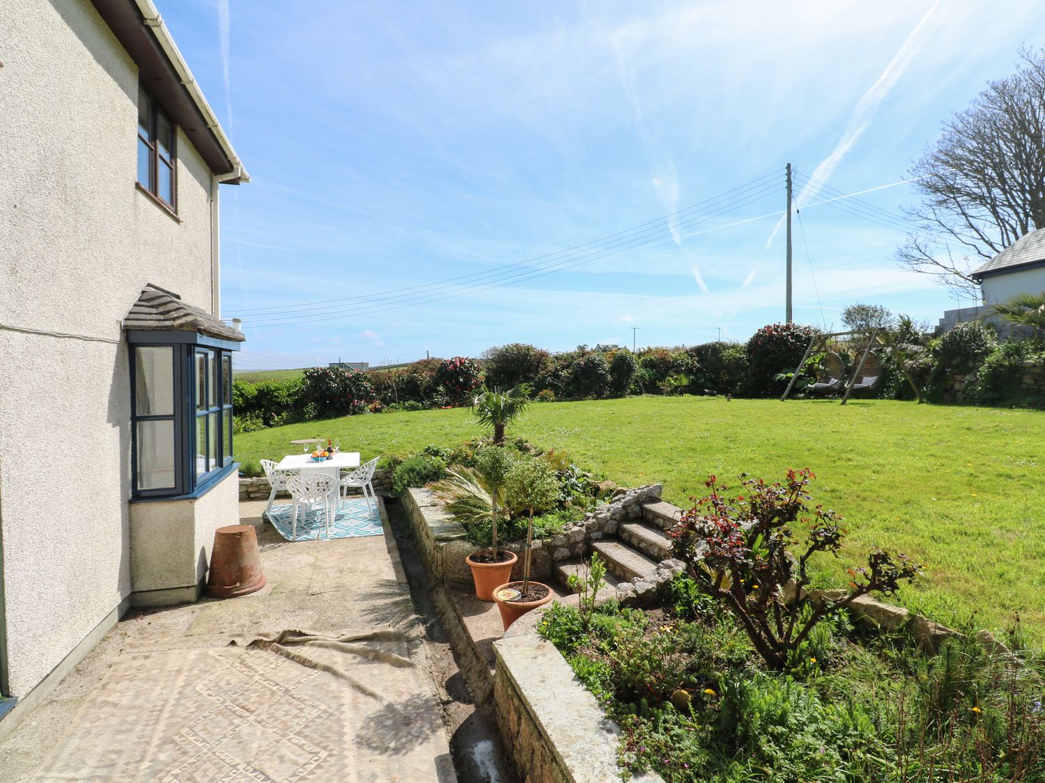 Lanyon, Carbis Bay, Cornwall. Hot tub. Sea views. Close to beach. Private driveway. Enclosed garden.