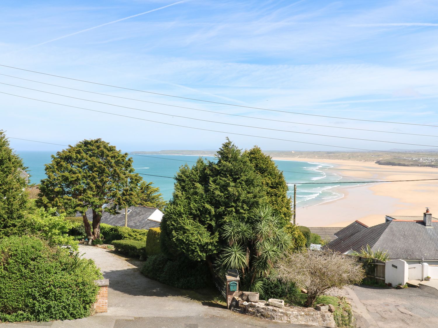 Lanyon, Carbis Bay, Cornwall. Hot tub. Sea views. Close to beach. Private driveway. Enclosed garden.