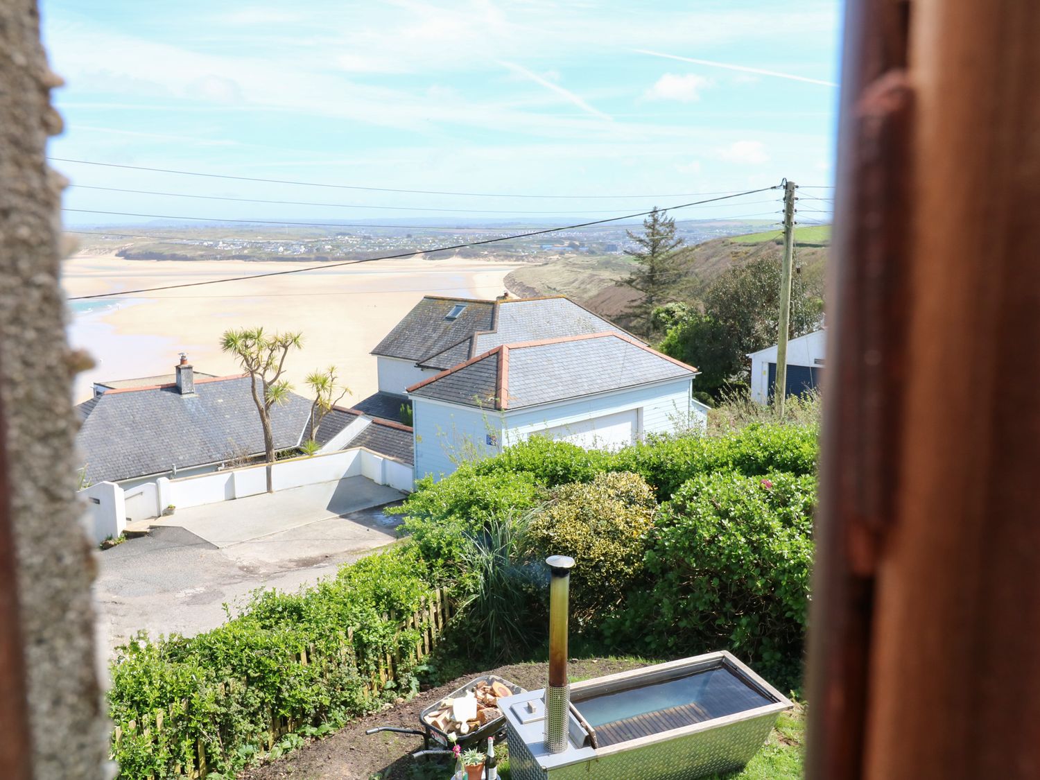 Lanyon, Carbis Bay, Cornwall. Hot tub. Sea views. Close to beach. Private driveway. Enclosed garden.