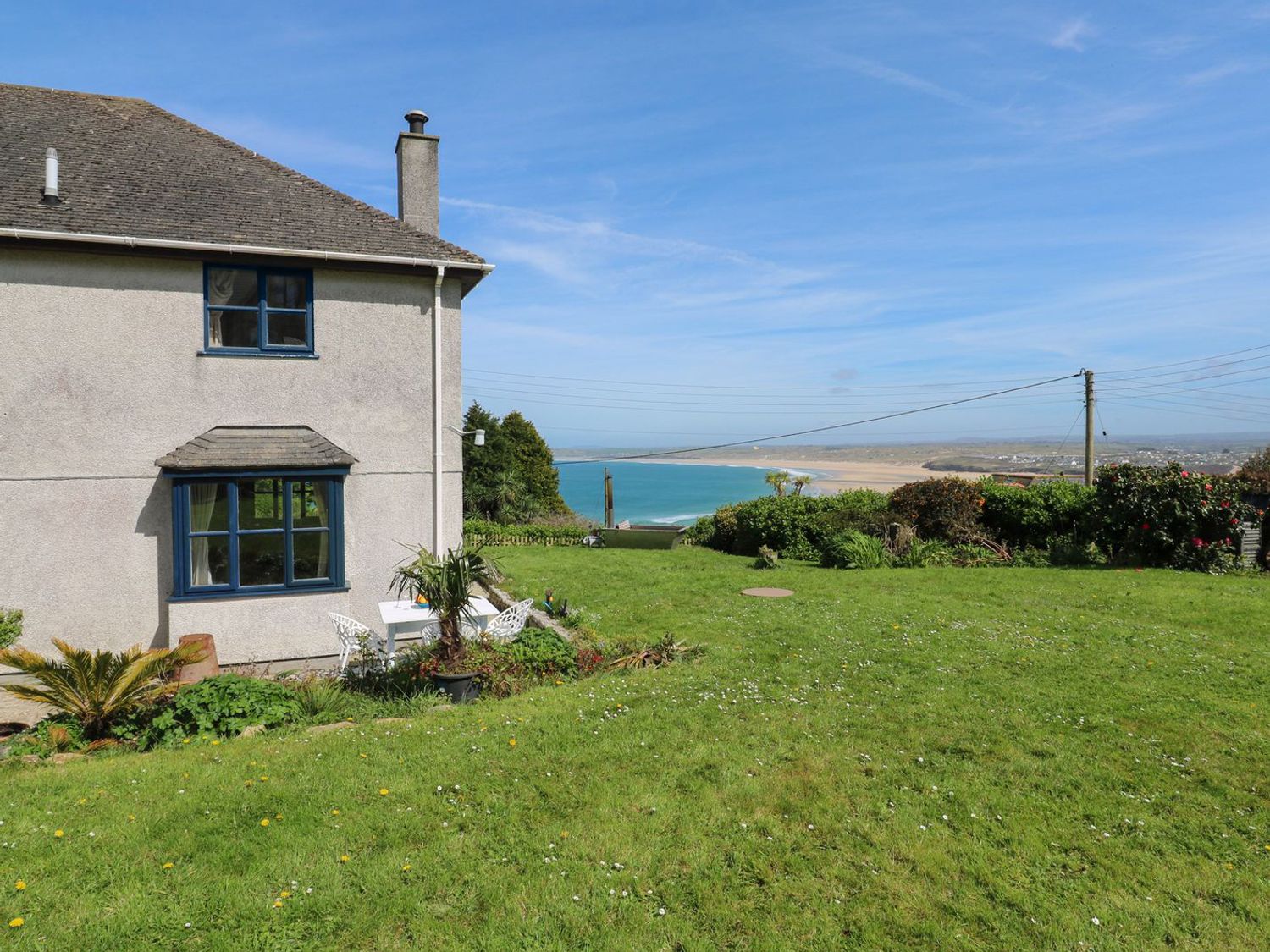 Lanyon, Carbis Bay, Cornwall. Hot tub. Sea views. Close to beach. Private driveway. Enclosed garden.