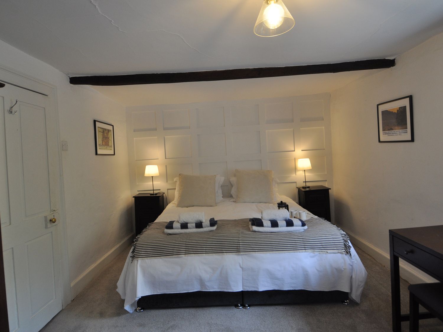 Coppice Hill House, Bishop's Castle, Hampshire, en-suite, 2 dogs welcome, woodburning stove, hot tub