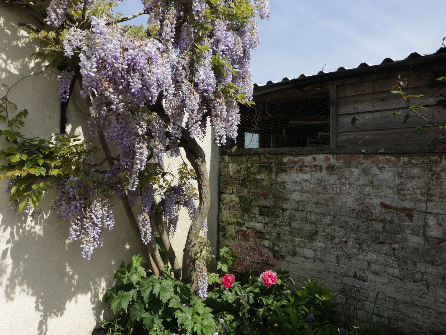 Hidden Well, Pilning, Gloucestershire. Garden. Hot tub. EV charging. En-suites. Luxury. Contemporary