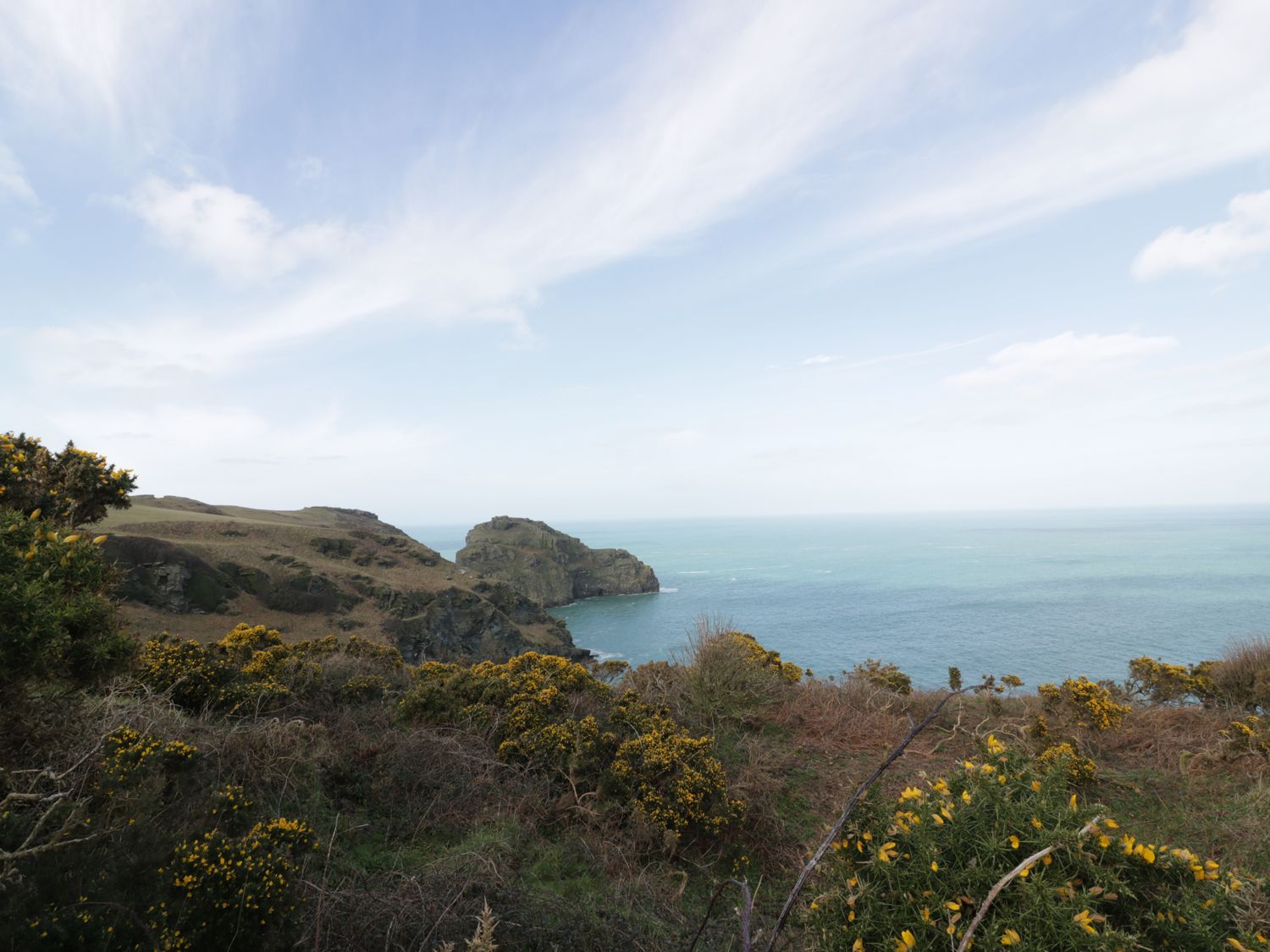 Ebrenn, Bossiney Bay near Tintagel in Cornwall. Stone-built. Hot tub. Enclosed garden. Pet-friendly.