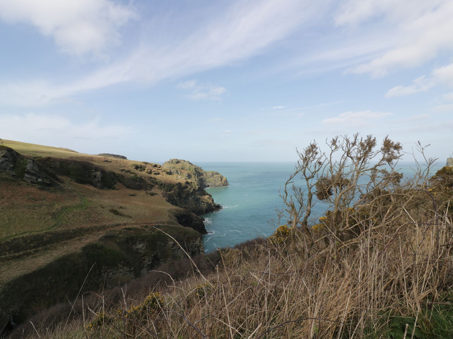 Ebrenn, Bossiney Bay near Tintagel in Cornwall. Stone-built. Hot tub. Enclosed garden. Pet-friendly.