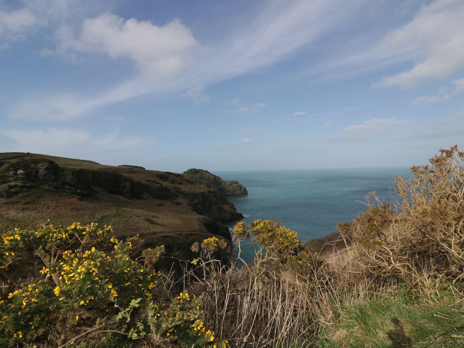 Ebrenn, Bossiney Bay near Tintagel in Cornwall. Stone-built. Hot tub. Enclosed garden. Pet-friendly.