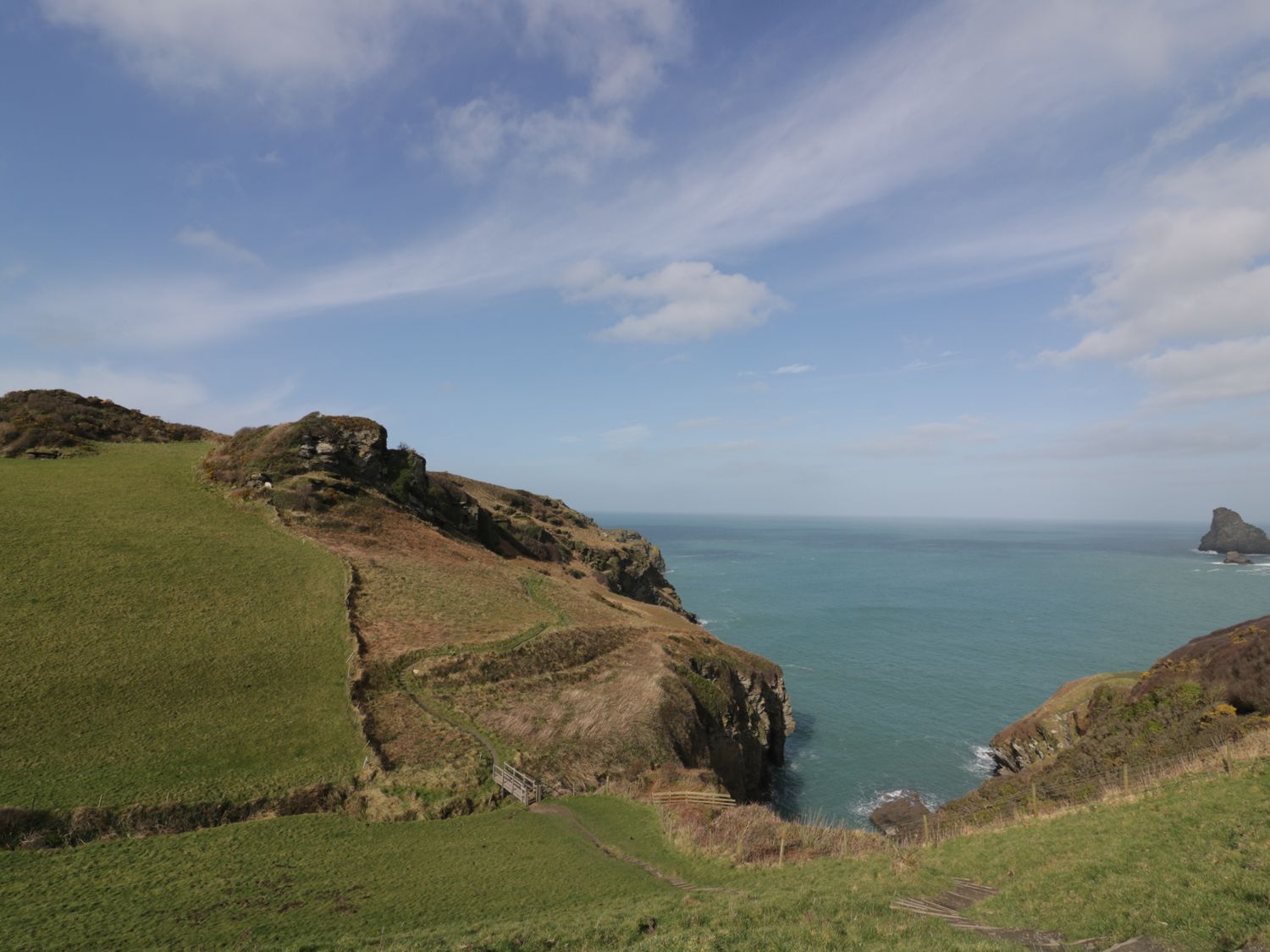 Ebrenn, Bossiney Bay near Tintagel in Cornwall. Stone-built. Hot tub. Enclosed garden. Pet-friendly.