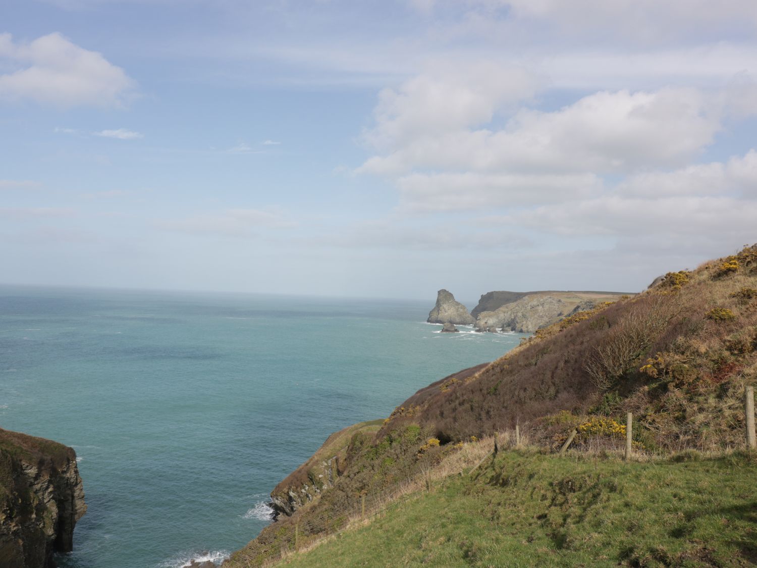 Ebrenn, Bossiney Bay near Tintagel in Cornwall. Stone-built. Hot tub. Enclosed garden. Pet-friendly.