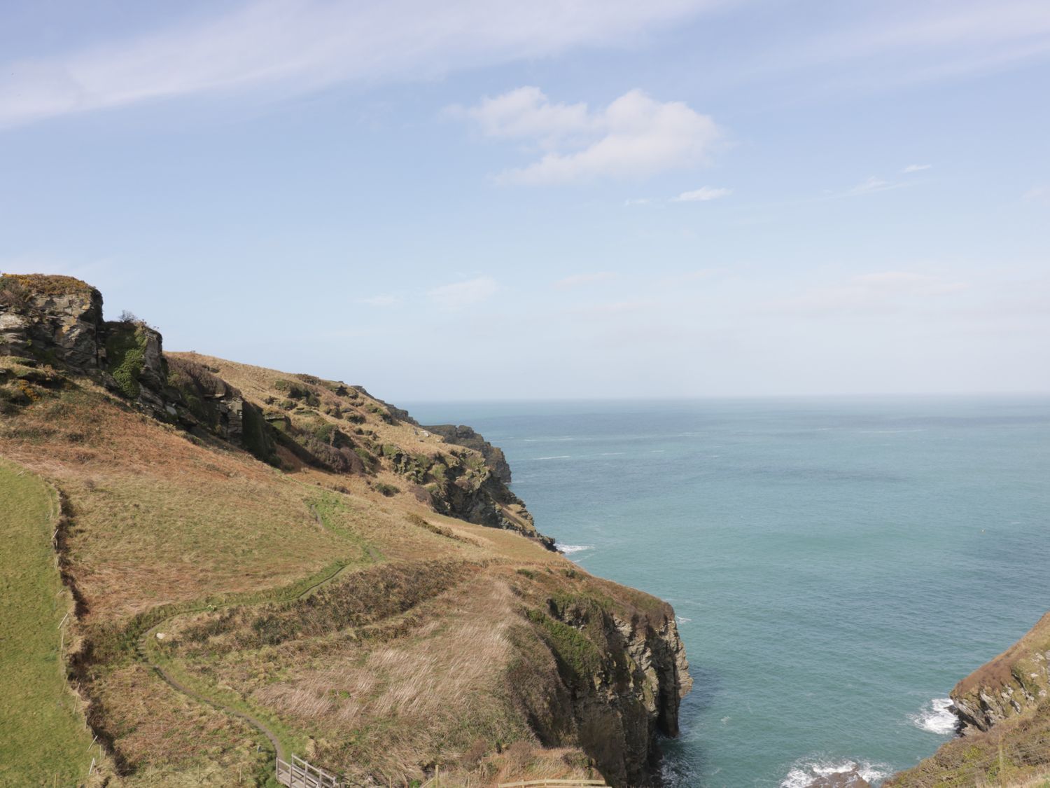 Ebrenn, Bossiney Bay near Tintagel in Cornwall. Stone-built. Hot tub. Enclosed garden. Pet-friendly.